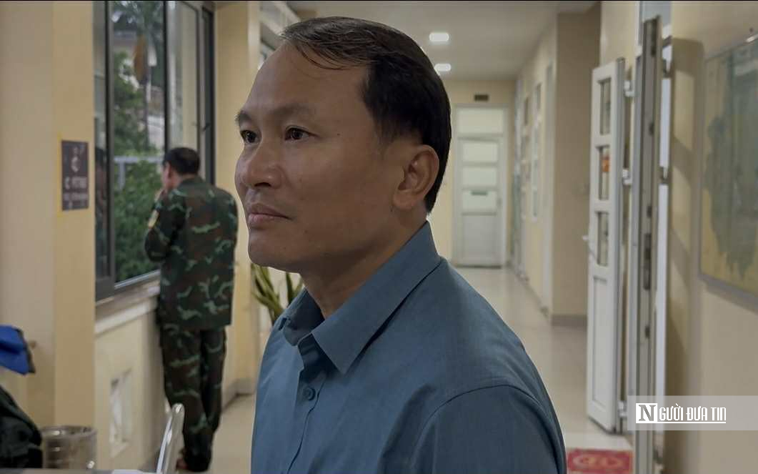 VIDEO: Những "bông hoa" kiên cường trong tâm lũ dữ- Ảnh 1. VIDEO: Những "bông hoa" kiên cường trong tâm lũ dữ - Ảnh 1.