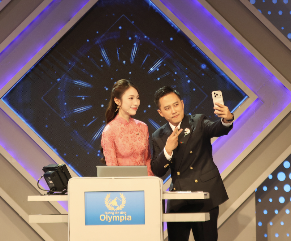 Nữ MC Khánh Vy gây ấn tượng khi dẫn chung kết "Đường lên đỉnh Olympia 2025" - Ảnh 1.