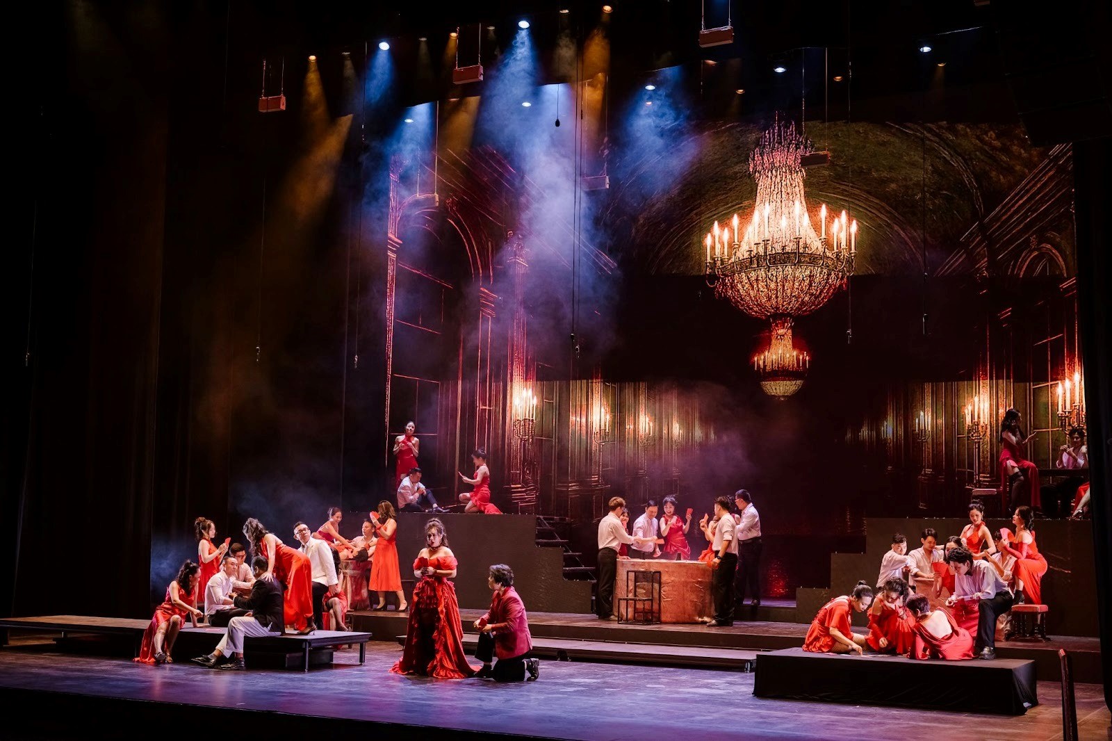 Khán giả Hà Nội đắm chìm trong bản tình ca bi tráng La Traviata - Ảnh 1.