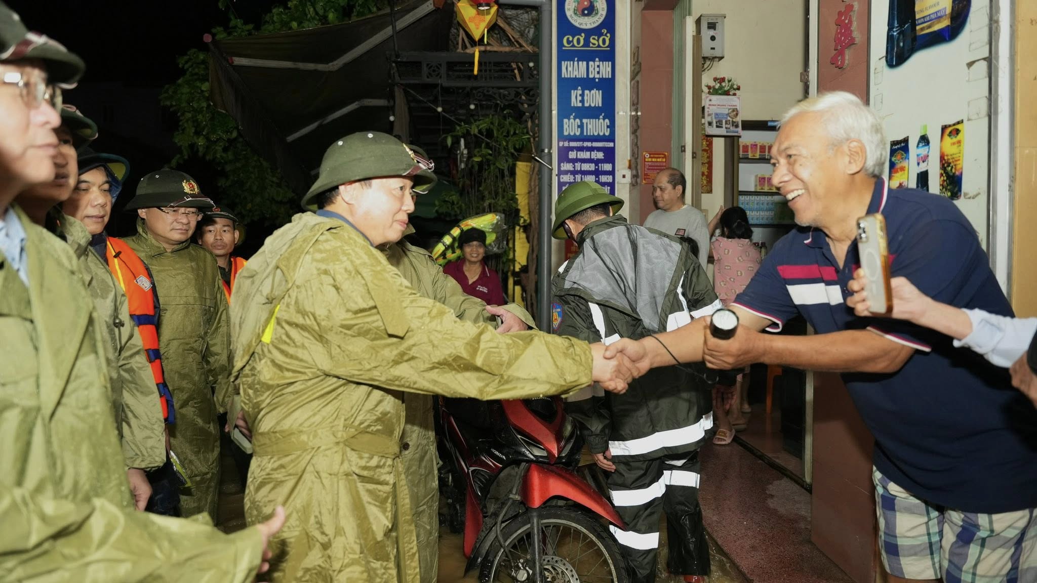 Phó Thủ tướng Trần Hồng Hà: Không để người dân nào thiếu đói, rét sau lũ- Ảnh 1. Phó Thủ tướng Trần Hồng Hà: Không để người dân nào thiếu đói, rét sau lũ- Ảnh 1.