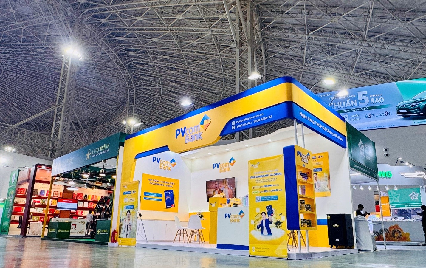 Khách hàng trải nghiệm tài chính số cùng PVcomBank tại Hội chợ mùa Thu 2025 - Ảnh 1.