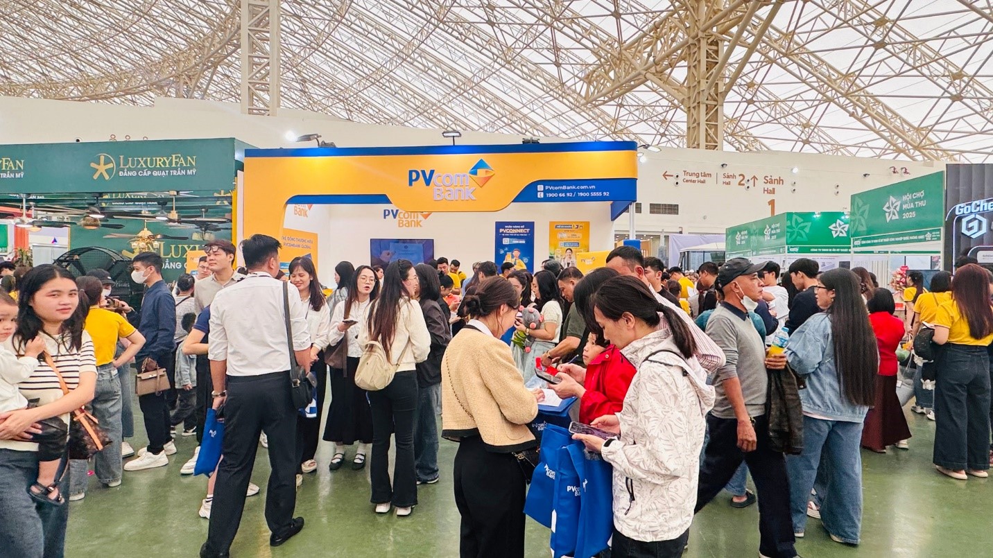 Khách hàng trải nghiệm tài chính số cùng PVcomBank tại Hội chợ mùa Thu 2025 - Ảnh 2.