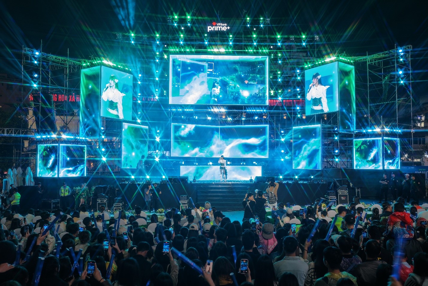 Ngàn khán giả đội mưa, “quẩy hết mình” trong đêm nhạc VPBank Prime Night có RHYDER, Hà Nhi- Ảnh 5. Ngàn khán giả đội mưa, “quẩy hết mình” trong đêm nhạc VPBank Prime Night có RHYDER, Hà Nhi- Ảnh 5.