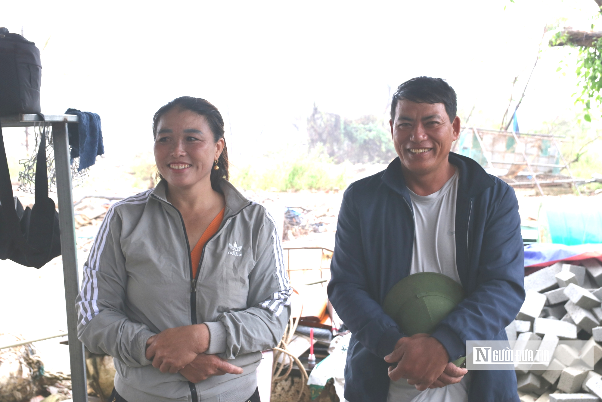 Cặp vợ chồng giành giật sự sống cho hơn 50 người "chán sống" ở cầu Bến Thuỷ- Ảnh 1. Cặp vợ chồng giành giật sự sống cho hơn 50 người "chán sống" ở cầu Bến Thuỷ- Ảnh 1.