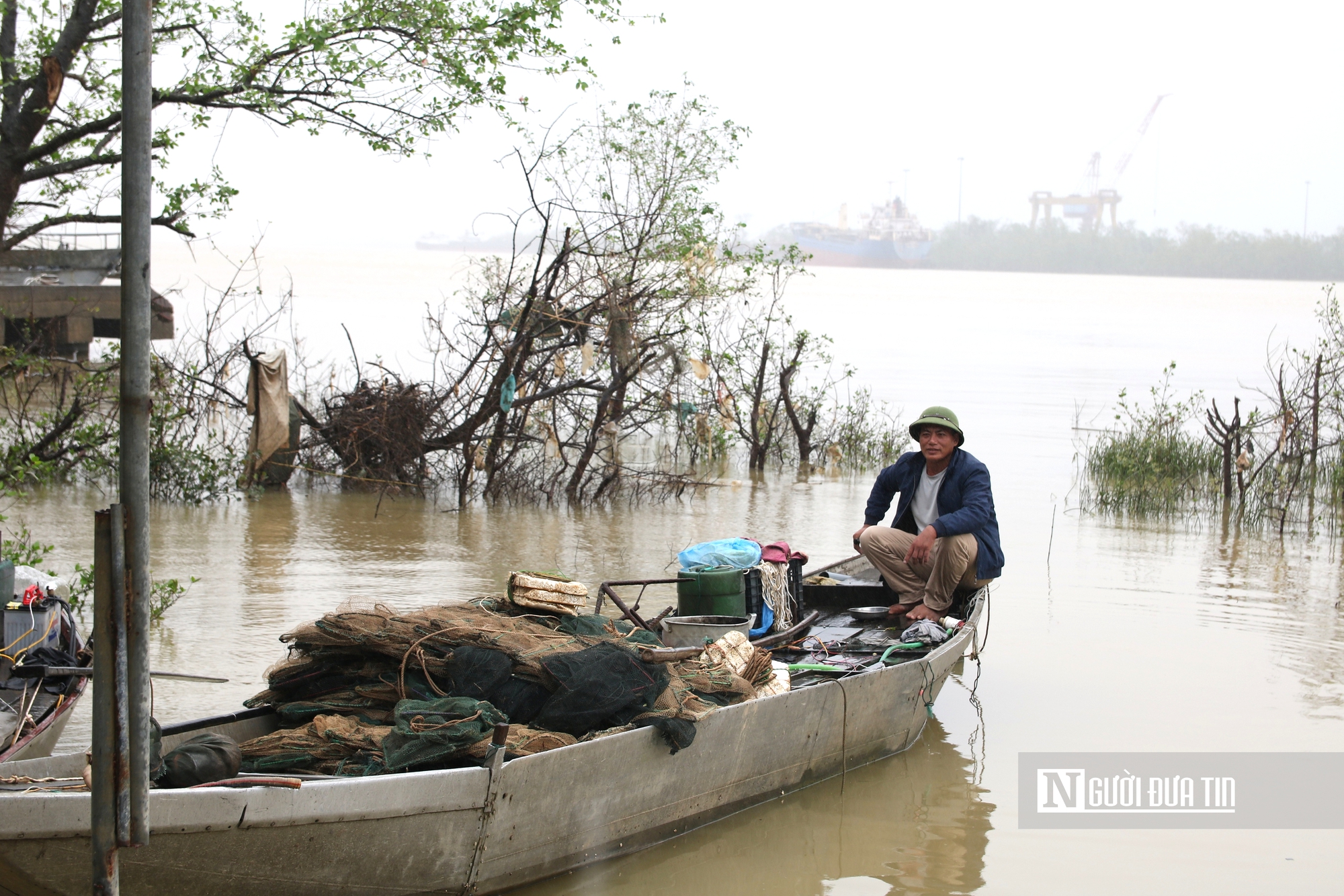Cặp vợ chồng giành giật sự sống cho hơn 50 người "chán sống" ở cầu Bến Thuỷ- Ảnh 2. Cặp vợ chồng giành giật sự sống cho hơn 50 người "chán sống" ở cầu Bến Thuỷ- Ảnh 2.