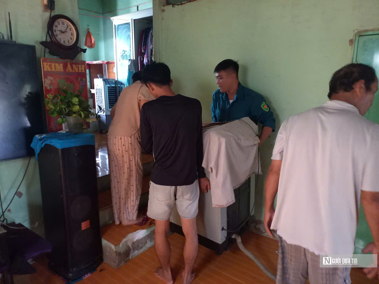 Toàn tỉnh Lâm Đồng căng mình hỗ trợ người dân ra khỏi vùng lũ nguy hiểm - Ảnh 9.