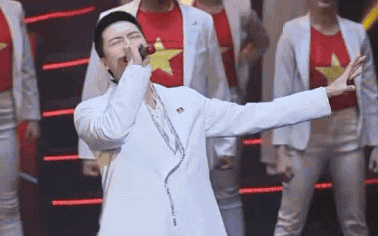 Anh Tú "Voi Bản Đôn": Nam ca sĩ đẹp trai giọng ngọt, đắt show nhờ thực lực - Ảnh 1.