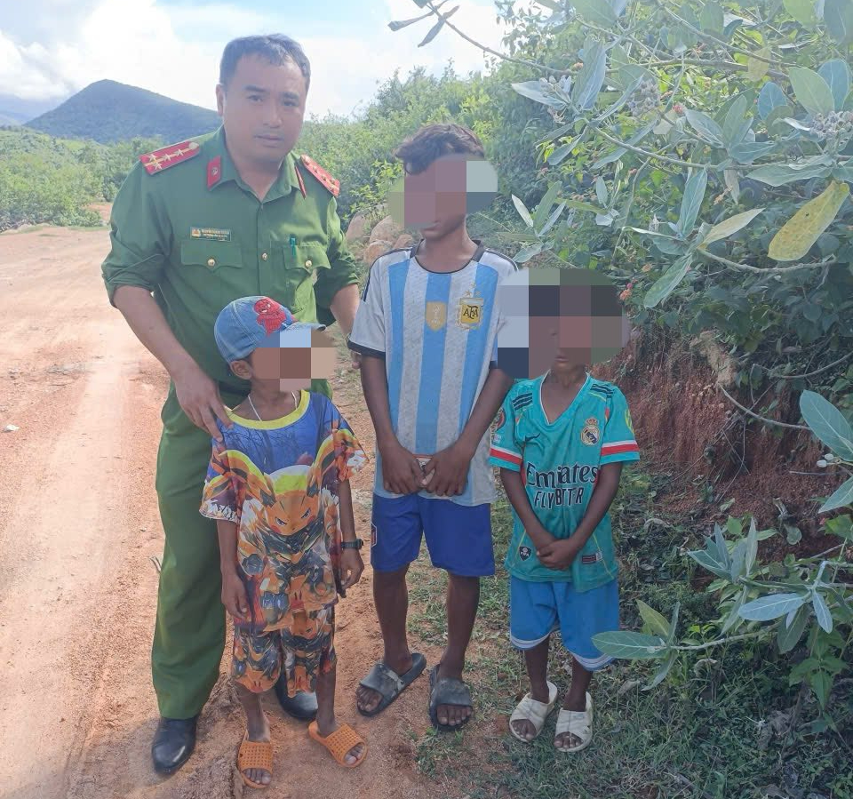 Ngăn chặn 3 thiếu niên vào đường cao tốc chặn xe, ném đá "cho vui" - Ảnh 1.