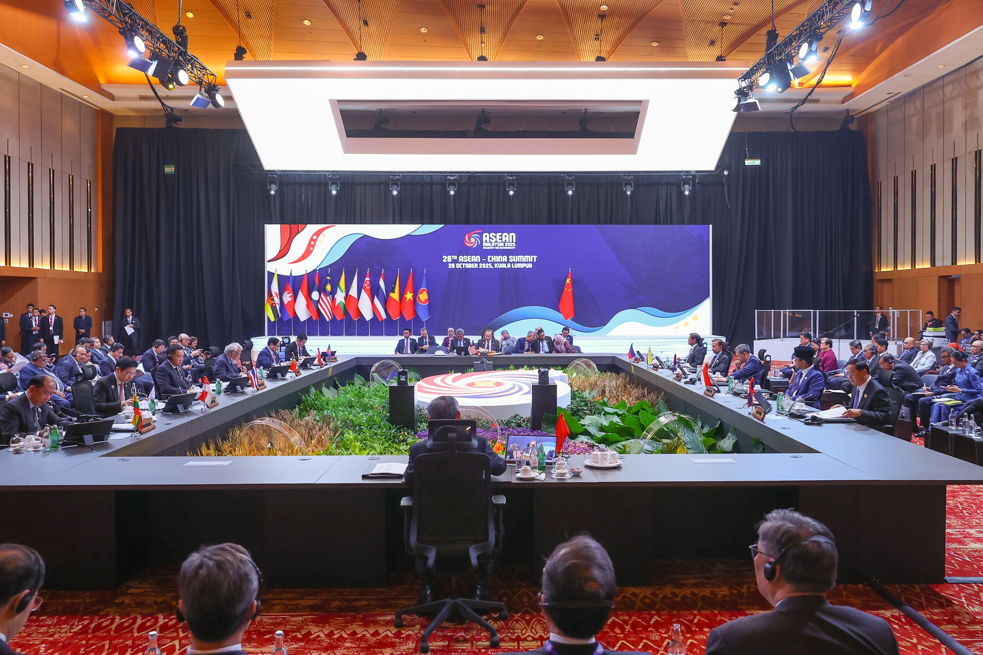 Thủ tướng đề xuất 3 định hướng chiến lược tại Hội nghị Cấp cao ASEAN-Trung Quốc 28 - Ảnh 1.