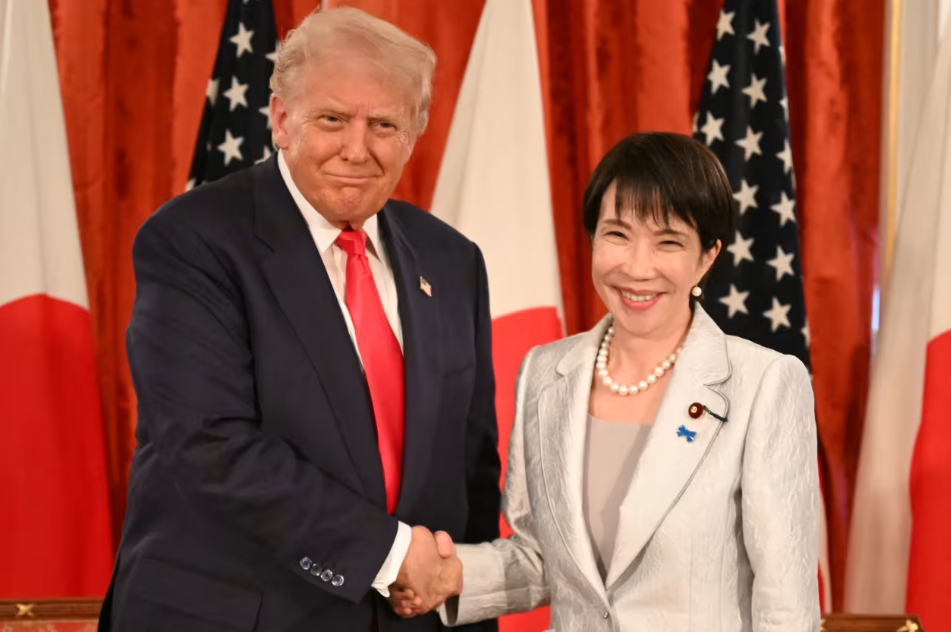 Ông Trump khen “cái bắt tay mạnh mẽ” của tân Thủ tướng Nhật Bản - Ảnh 1.