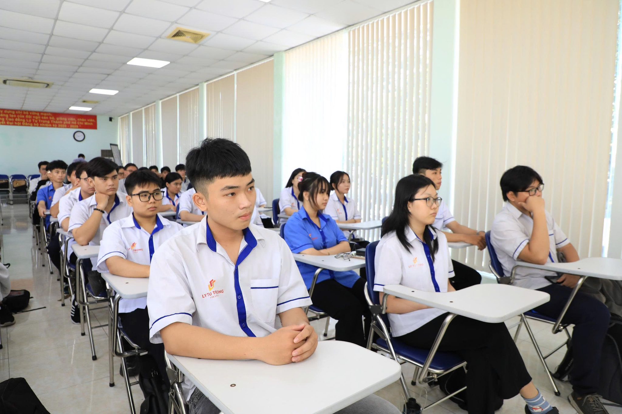 Nhà trường giải trình “chỉ tạm thu” 158 tỷ đồng của học sinh, sinh viên - Ảnh 1.