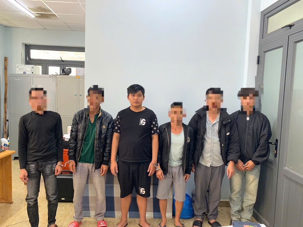 Tạm giữ 6 người mua dâm thiếu nữ 15 tuổi - Ảnh 1.