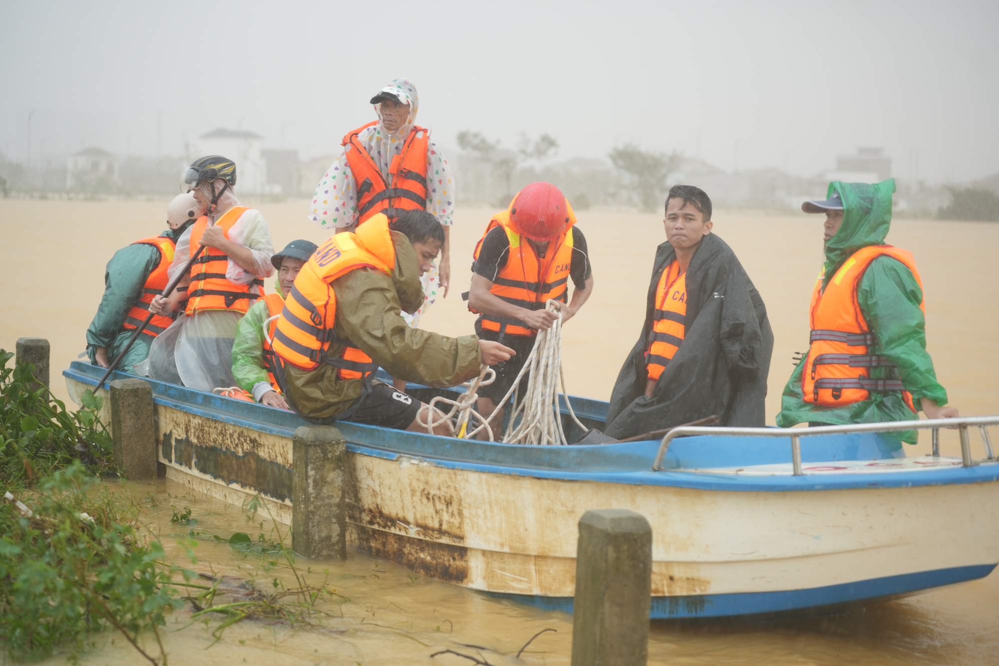 Huế: 4 người bị lũ cuốn mất tích, chính quyền phát cảnh báo "khẩn"- Ảnh 1.
