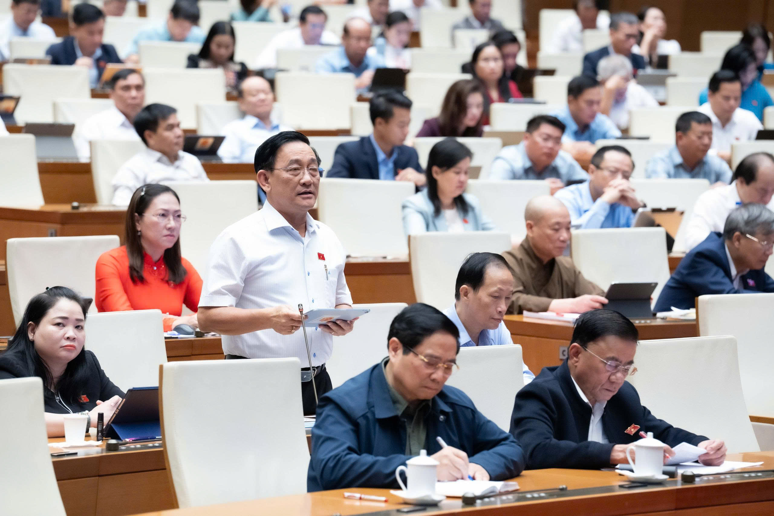 ĐBQH đề nghị tăng lương cơ sở cho cán bộ, công chức ngay từ 1/1/2026 - Ảnh 1.