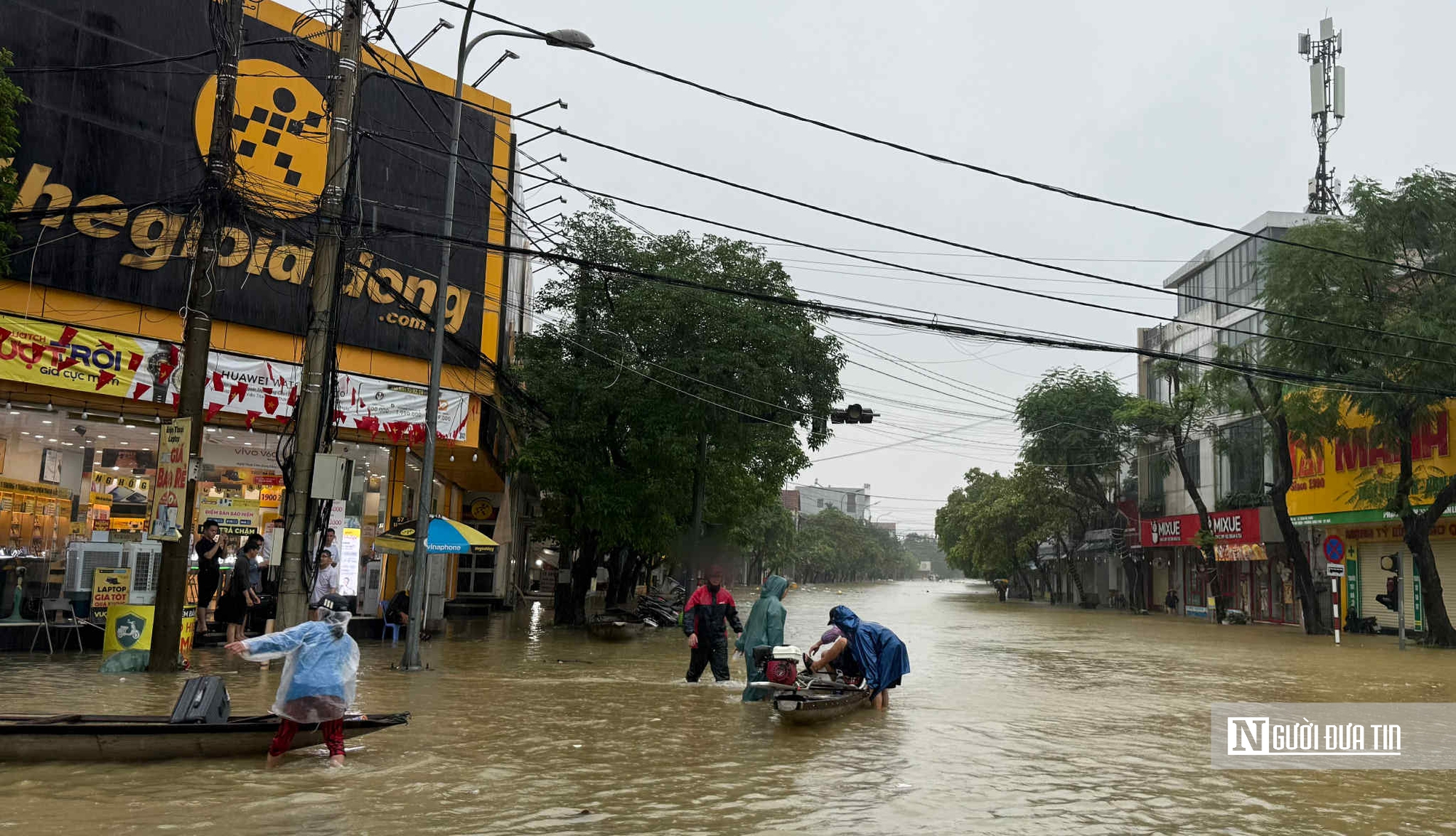 Nước lũ rồi sẽ rút nhưng "tình người" xin đừng cạn...- Ảnh 1. Nước lũ rồi sẽ rút nhưng "tình người" xin đừng cạn...- Ảnh 1.