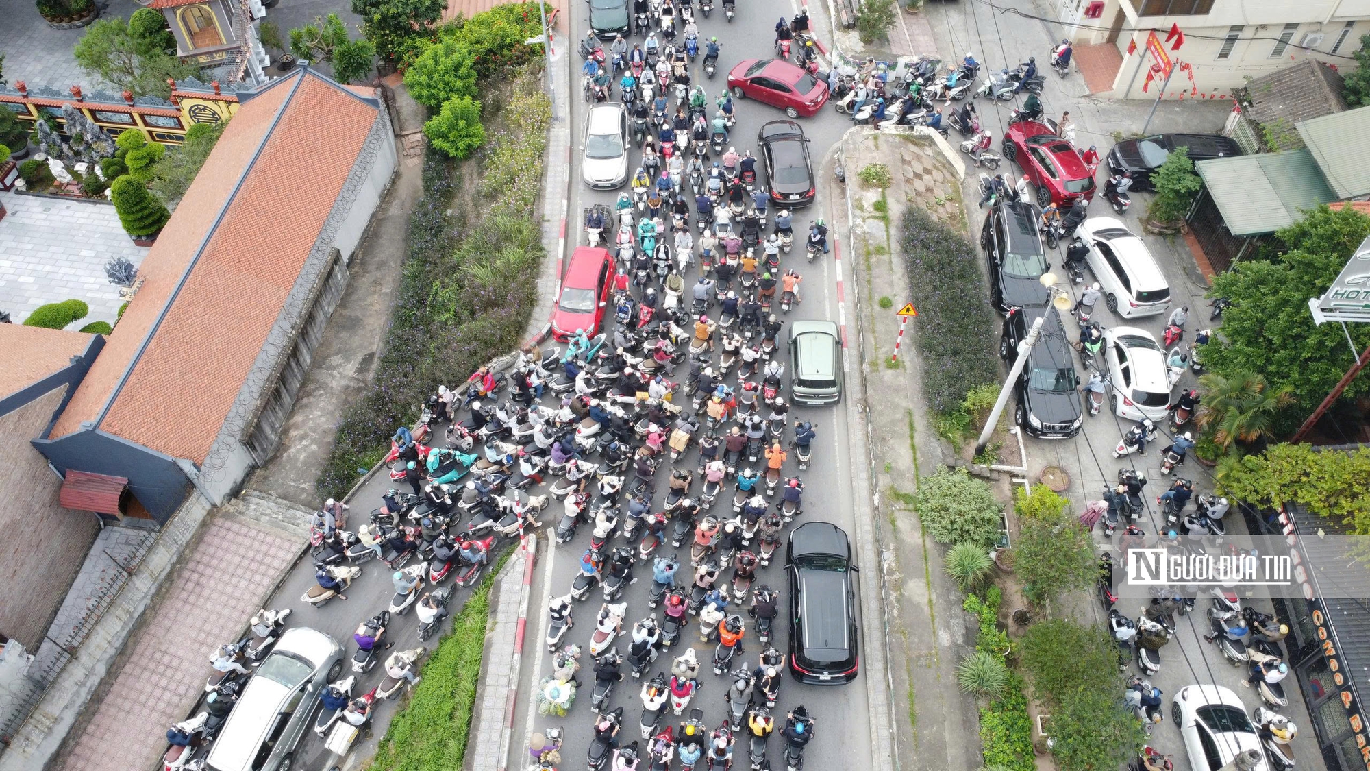 Cấm xe thô sơ lưu thông qua cầu Long Biên trong 61 ngày- Ảnh 1. Cấm xe thô sơ lưu thông qua cầu Long Biên trong 61 ngày- Ảnh 1.