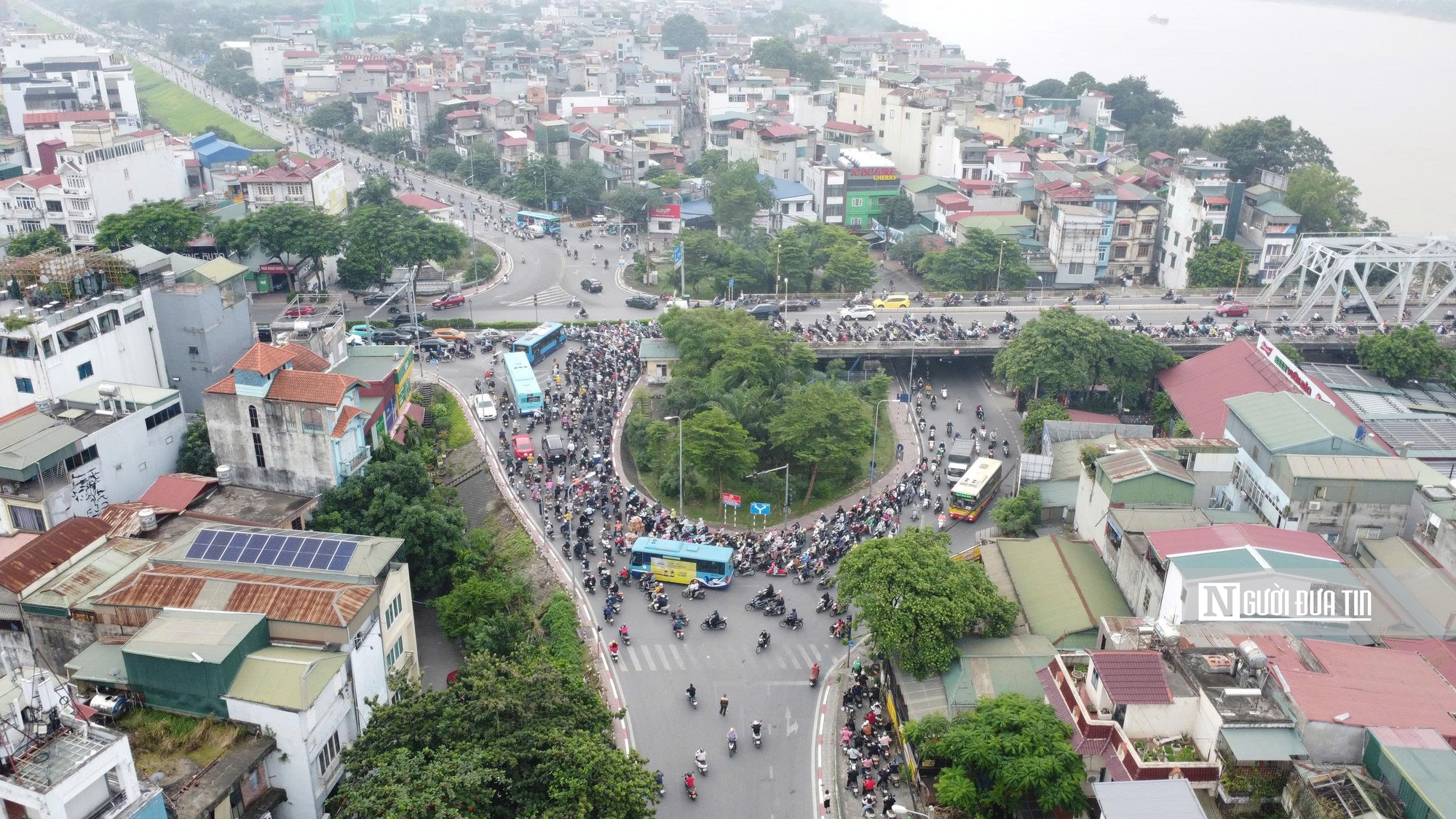 Cấm xe thô sơ lưu thông qua cầu Long Biên trong 61 ngày- Ảnh 2. Cấm xe thô sơ lưu thông qua cầu Long Biên trong 61 ngày- Ảnh 2.