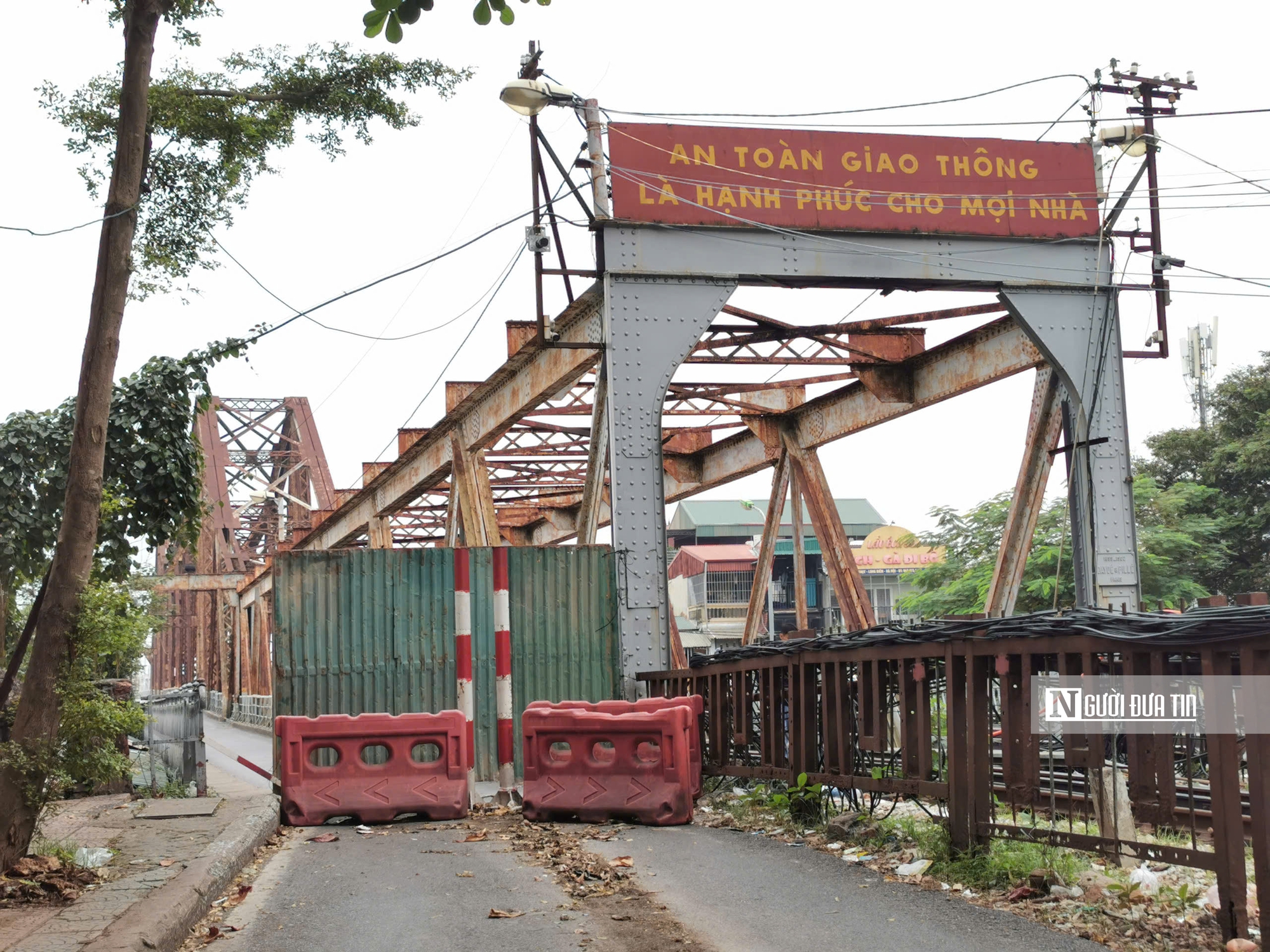 Cấm xe thô sơ lưu thông qua cầu Long Biên trong 61 ngày- Ảnh 3. Cấm xe thô sơ lưu thông qua cầu Long Biên trong 61 ngày- Ảnh 3.