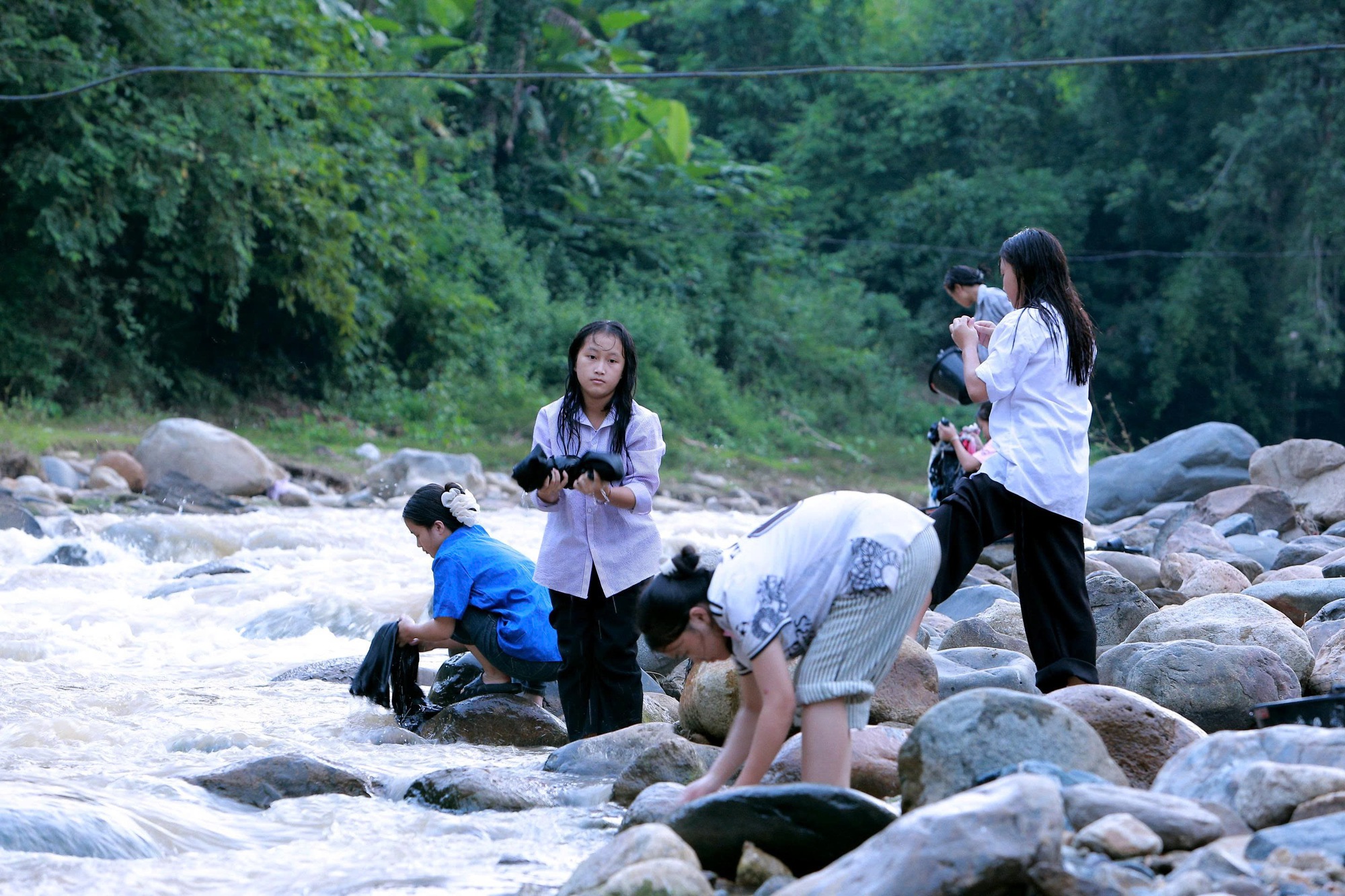 245 học sinh vùng biên ở Thanh Hóa tắm giặt giữa suối vì đứt nguồn nước sạch- Ảnh 4. 245 học sinh vùng biên ở Thanh Hóa tắm giặt giữa suối vì đứt nguồn nước sạch- Ảnh 4.