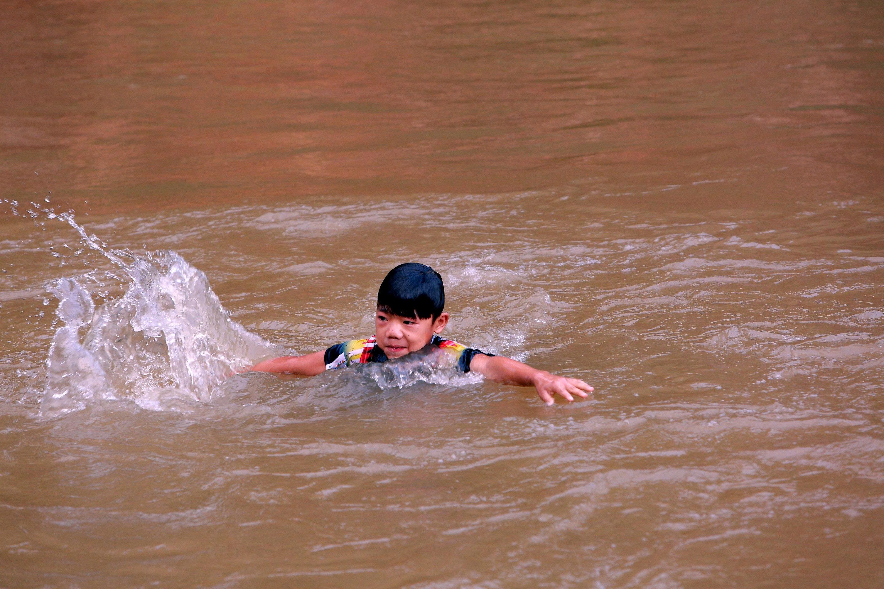 245 học sinh vùng biên ở Thanh Hóa tắm giặt giữa suối vì đứt nguồn nước sạch- Ảnh 3. 245 học sinh vùng biên ở Thanh Hóa tắm giặt giữa suối vì đứt nguồn nước sạch- Ảnh 3.