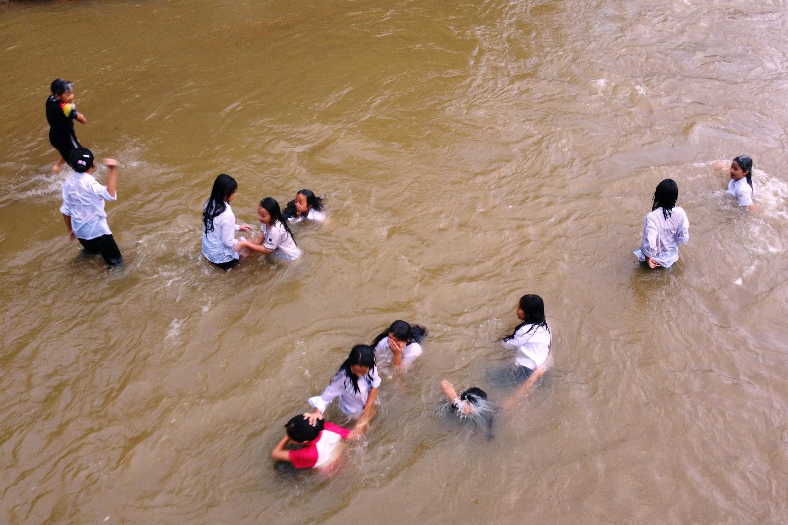245 học sinh vùng biên ở Thanh Hóa tắm giặt giữa suối vì đứt nguồn nước sạch- Ảnh 2. 245 học sinh vùng biên ở Thanh Hóa tắm giặt giữa suối vì đứt nguồn nước sạch- Ảnh 2.
