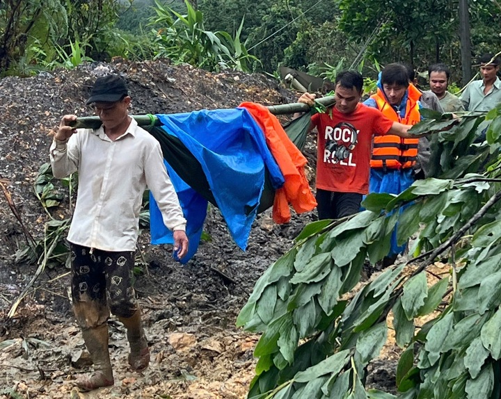 Sạt lở đất ở Đà Nẵng khiến 5 người bị thương- Ảnh 1.