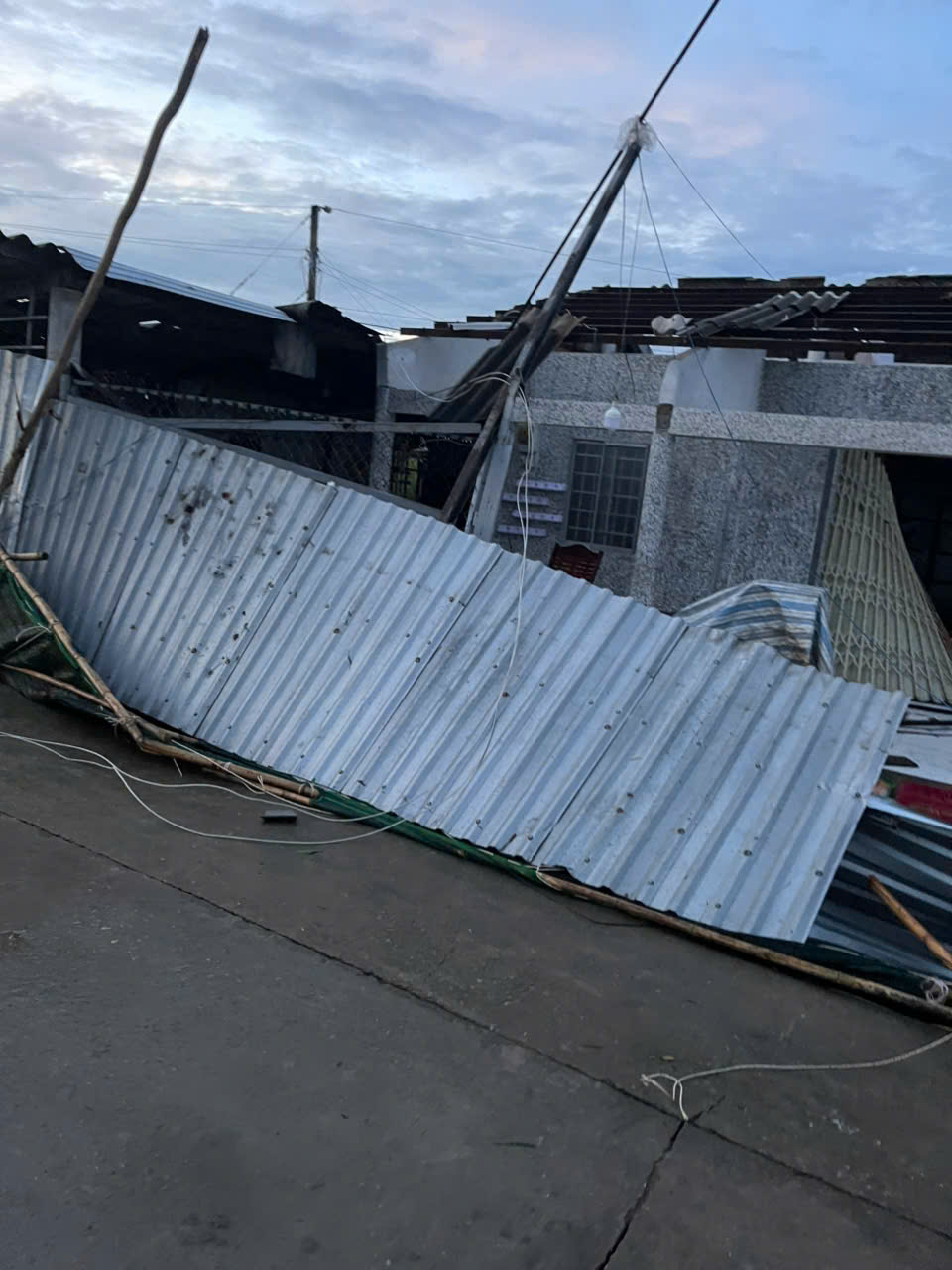 Nhìn lên trời, người dân thấy cảnh tượng "nổi da gà" giữa đêm - Ảnh 1.