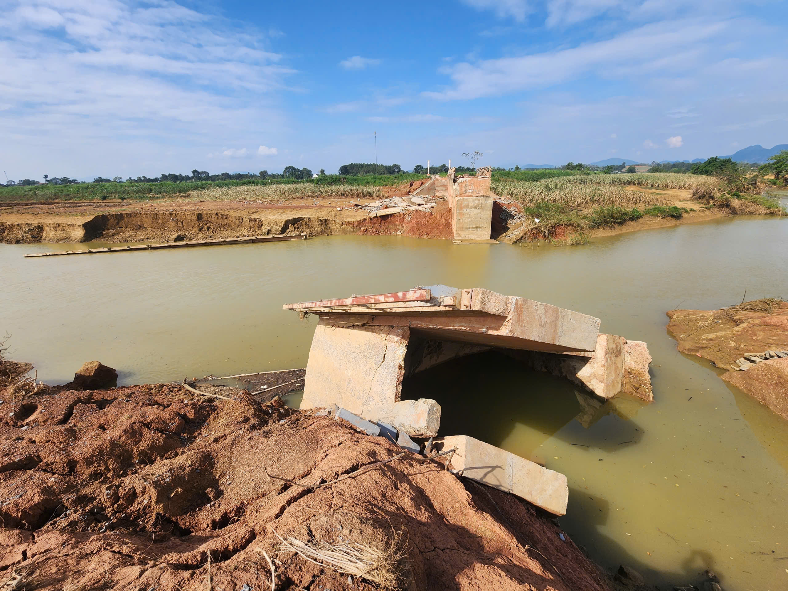 Thanh Hóa: Cầu tan tành sau bão, học sinh phải đi vòng 8km đến trường- Ảnh 2.