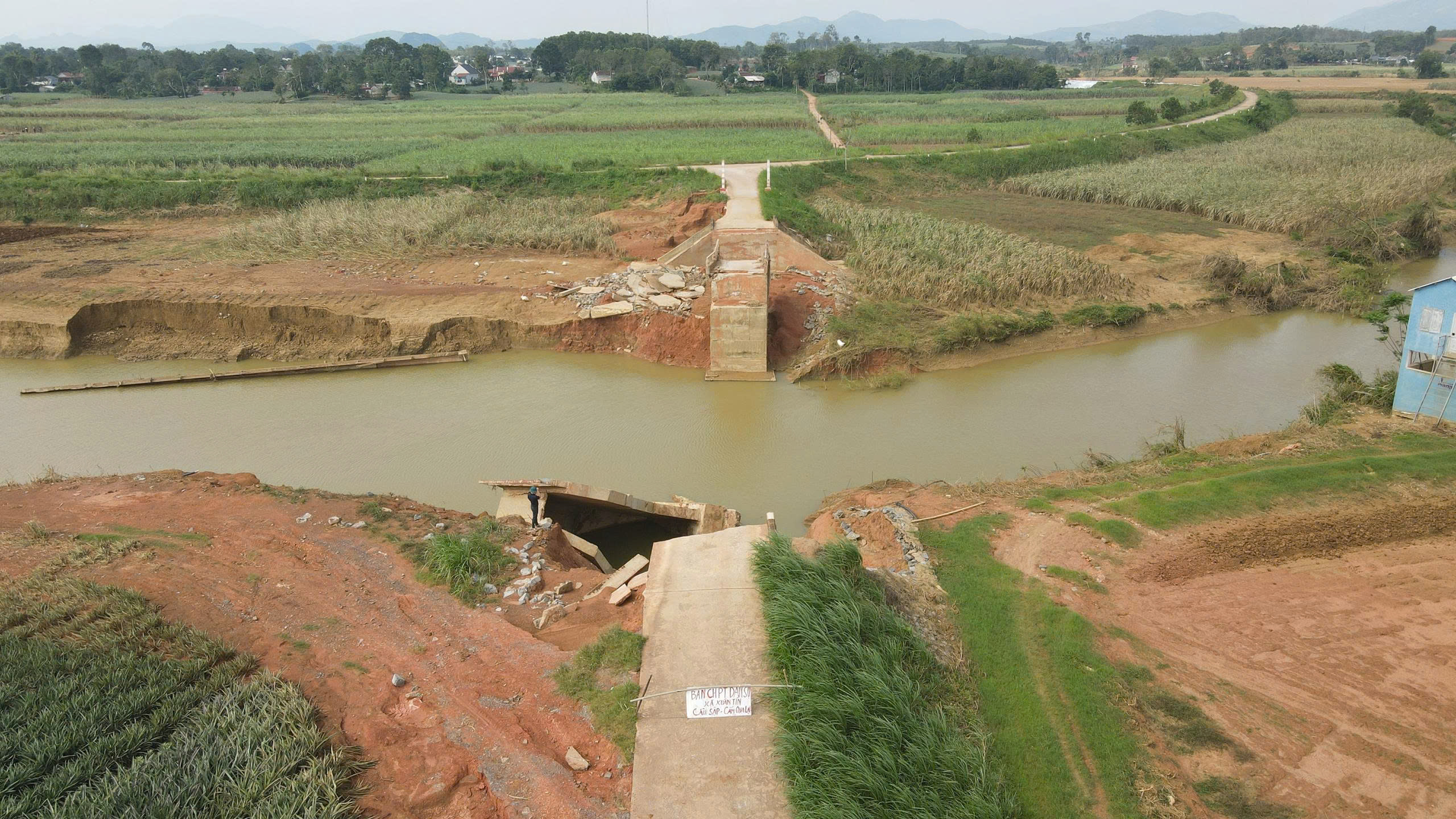 Thanh Hóa: Cầu tan tành sau bão, học sinh phải đi vòng 8km đến trường- Ảnh 4.