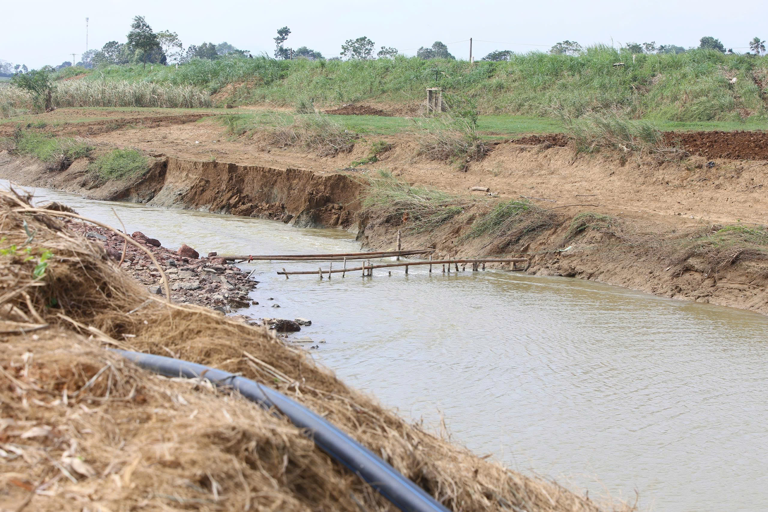 Thanh Hóa: Cầu tan tành sau bão, học sinh phải đi vòng 8km đến trường- Ảnh 5.