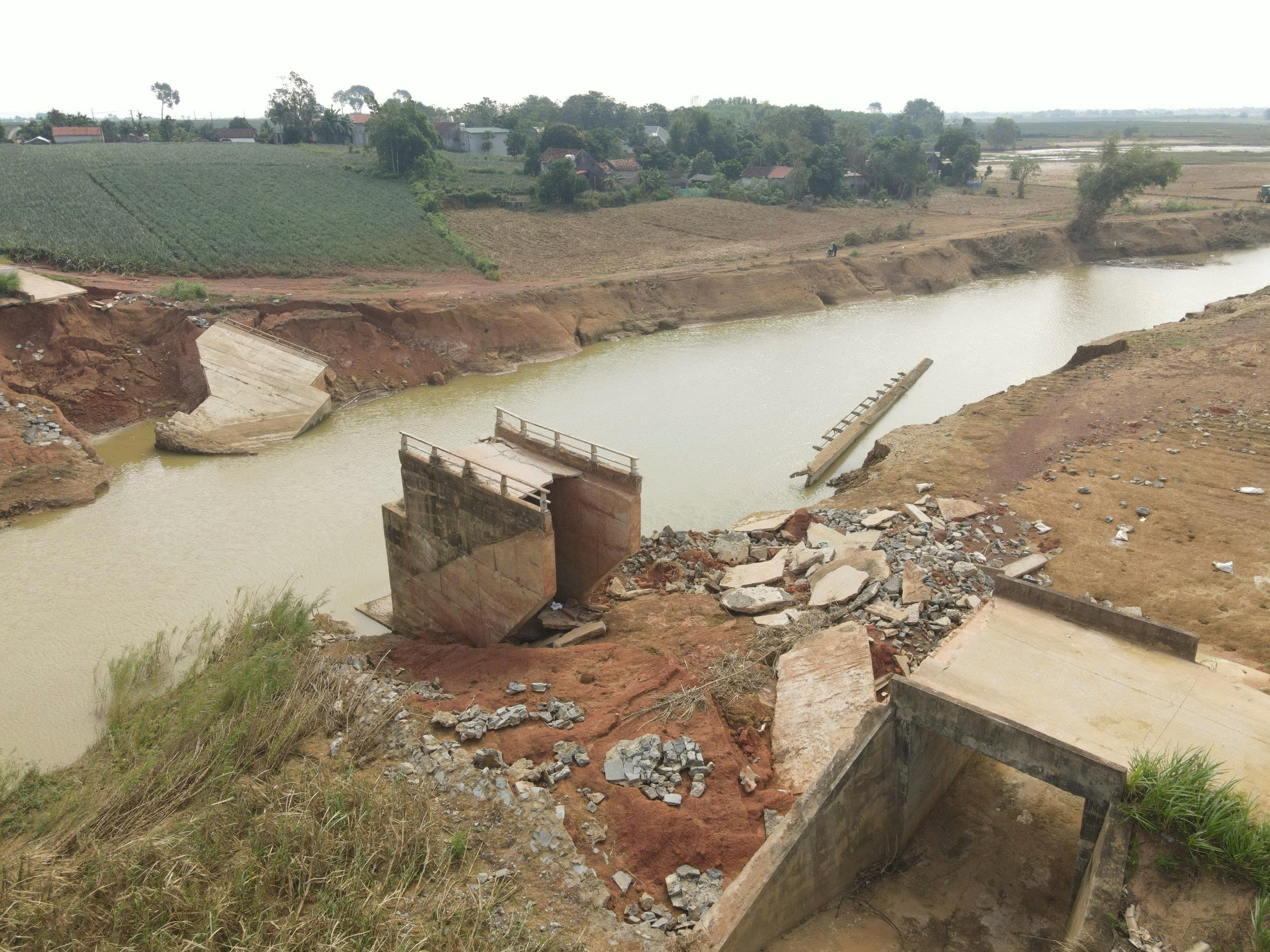 Thanh Hóa: Cầu tan tành sau bão, học sinh phải đi vòng 8km đến trường- Ảnh 3.