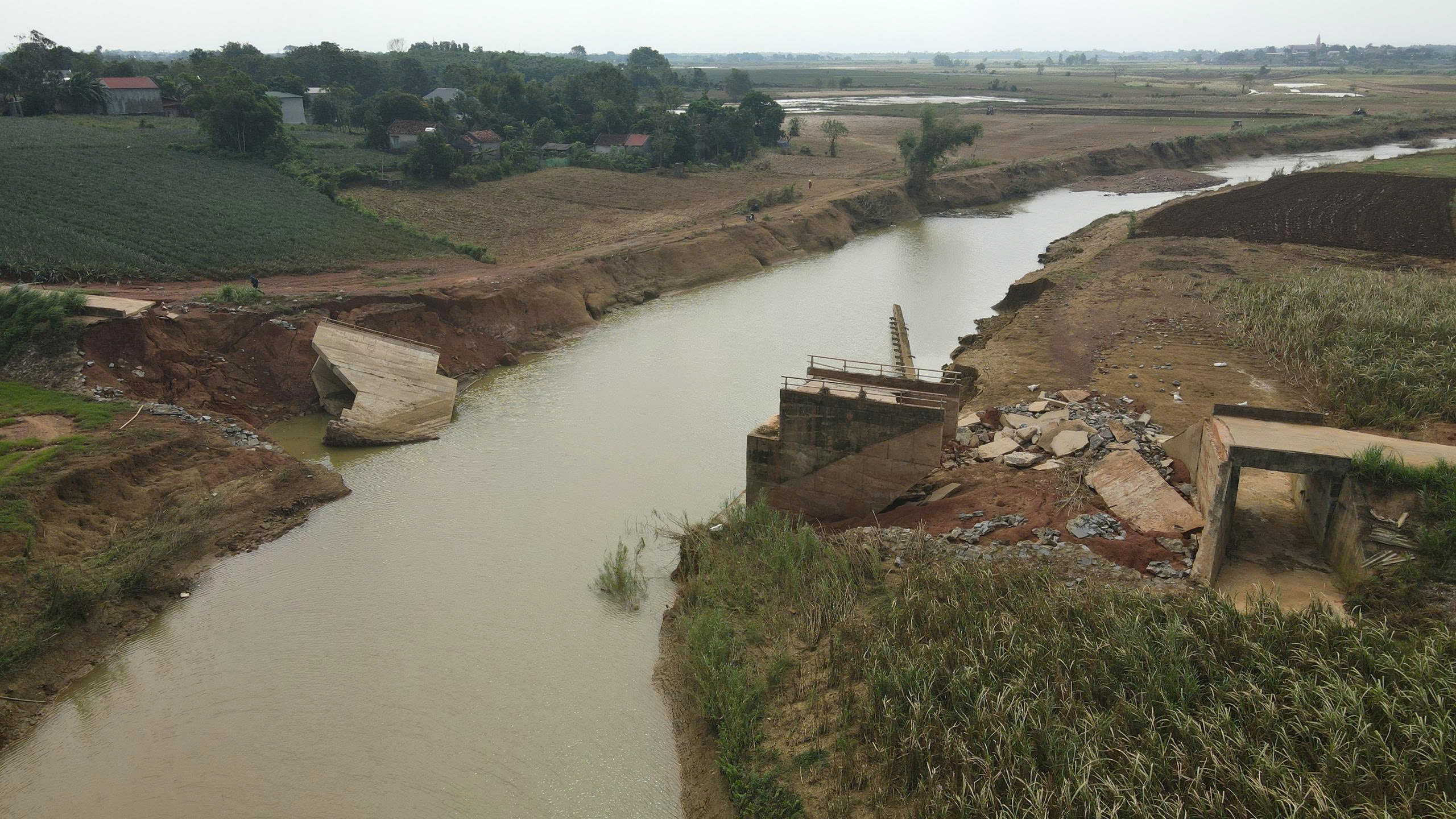 Thanh Hóa: Cầu tan tành sau bão, học sinh phải đi vòng 8km đến trường- Ảnh 6.