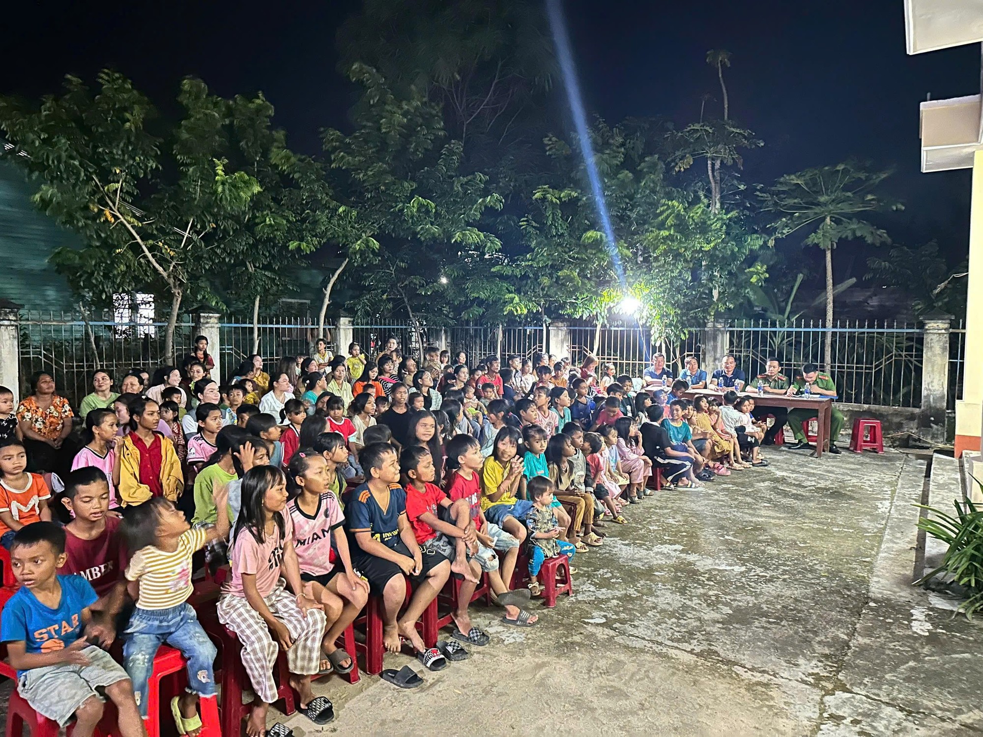 Gia Lai: Ấm áp “Đêm hội trăng rằm” cho hơn 800 thiếu nhi xã Uar- Ảnh 1.