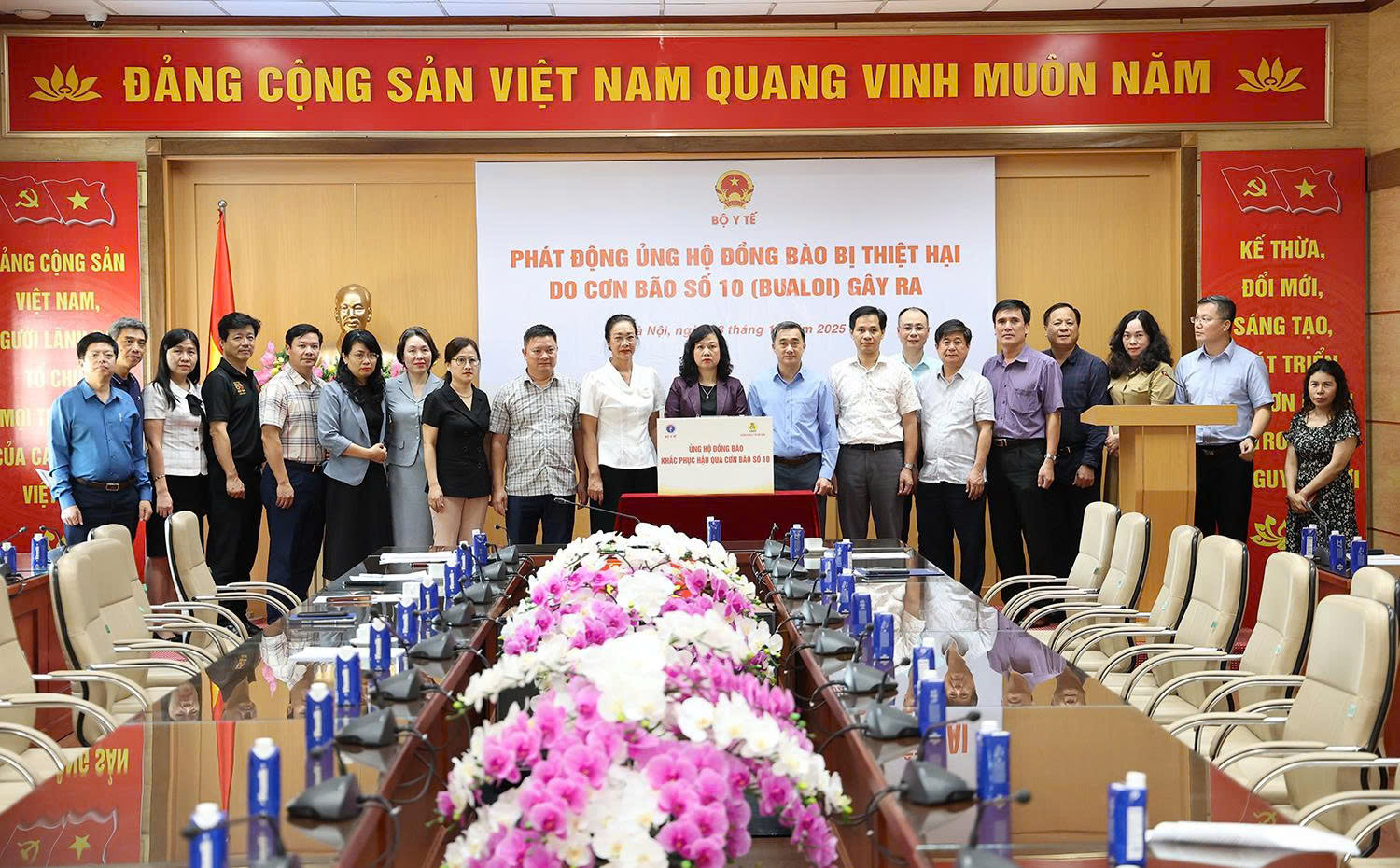 Phong trào “ai có gì giúp nấy” lan tỏa mạnh mẽ trong đội ngũ cán bộ y tế- Ảnh 2.