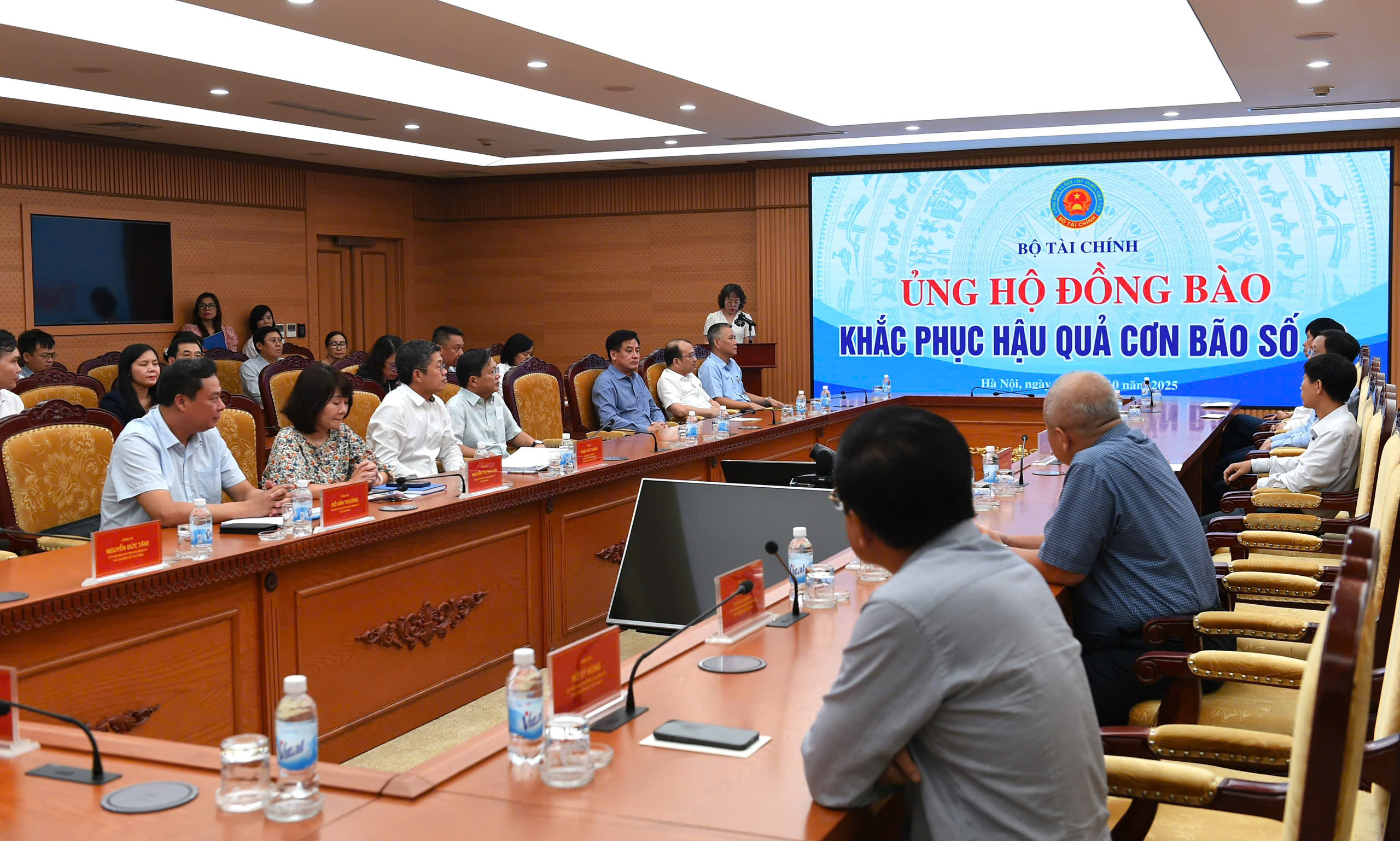 Bộ Tài chính phát động ủng hộ đồng bào khắc phục hậu quả cơn bão số 10- Ảnh 1. Bộ Tài chính phát động ủng hộ đồng bào khắc phục hậu quả cơn bão số 10- Ảnh 1.