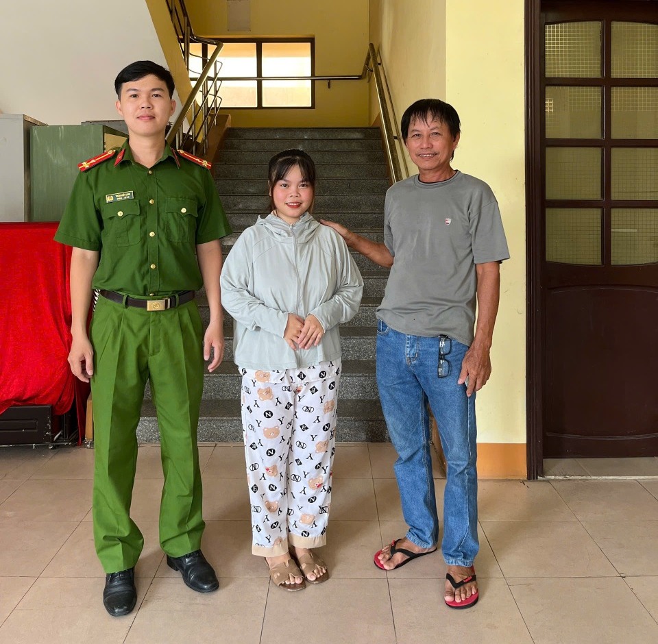 Tài khoản ngân hàng bất ngời nhận số tiền lớn, cô gái trẻ vội trình báo công an - Ảnh 1.