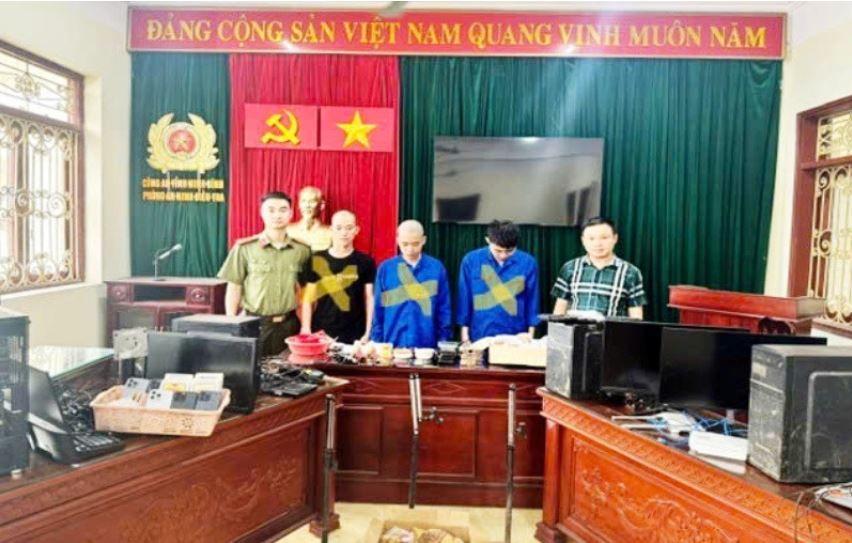 Bắt 3 đối tượng livestream "đổ thạch", lừa đảo chiếm đoạt hơn 10 tỷ đồng - Ảnh 1.