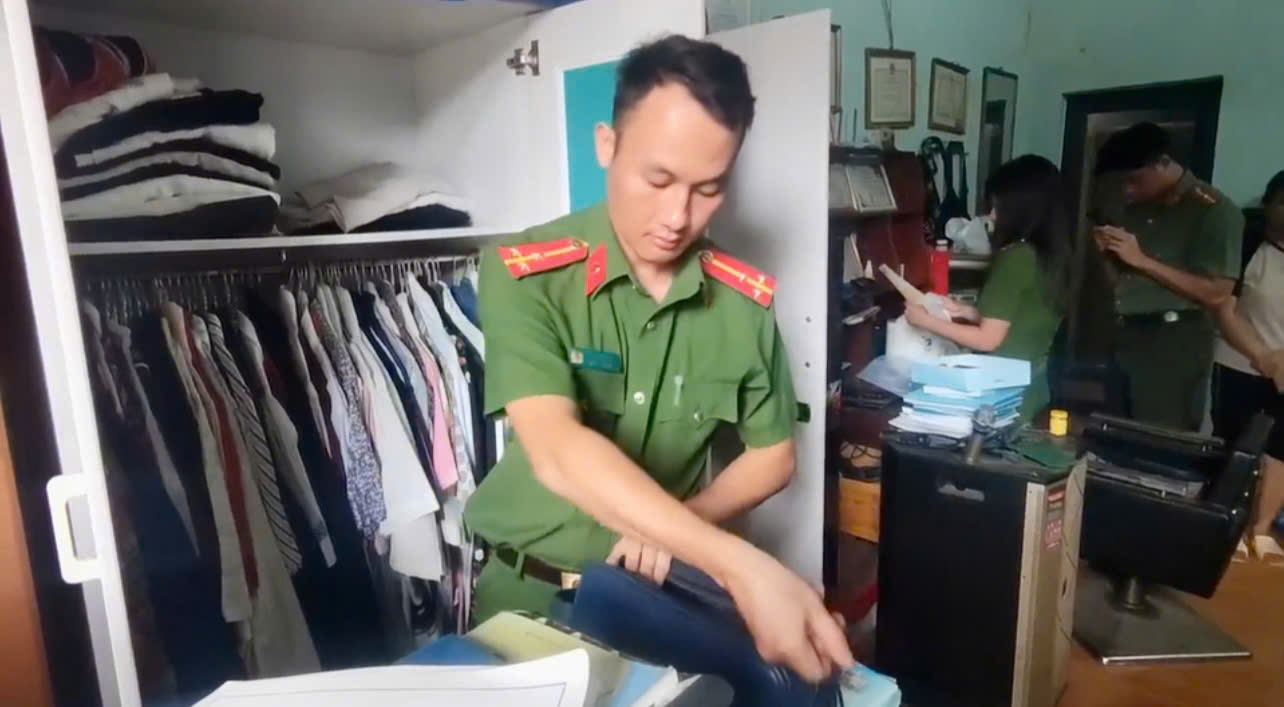 Bắt tạm giam “thầy giáo tạo vỏ bọc nhân ái” để chiếm đoạt tiền từ thiện- Ảnh 1.