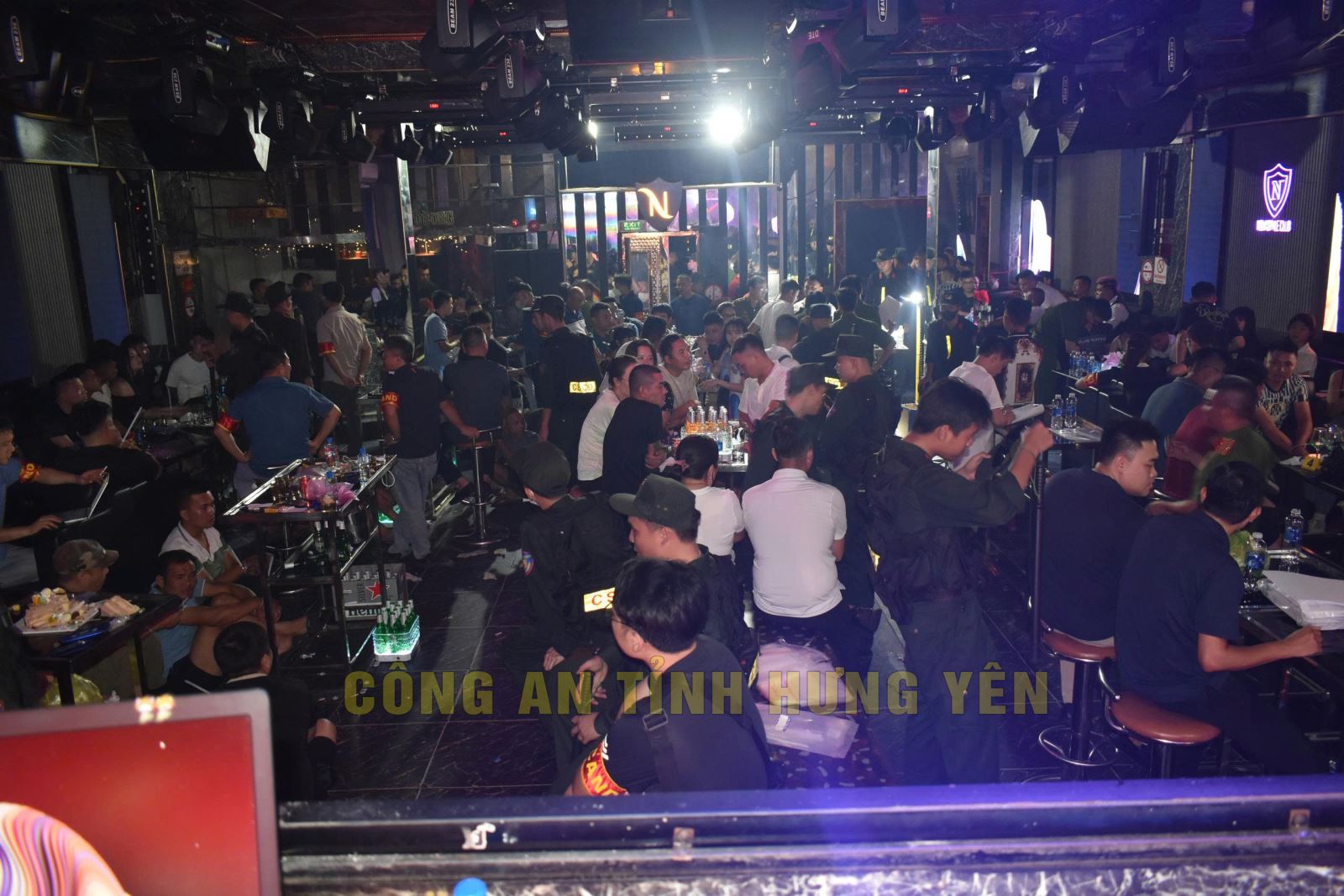 Hàng chục "dân chơi" dương tính ma túy trong quán bar - Ảnh 1.