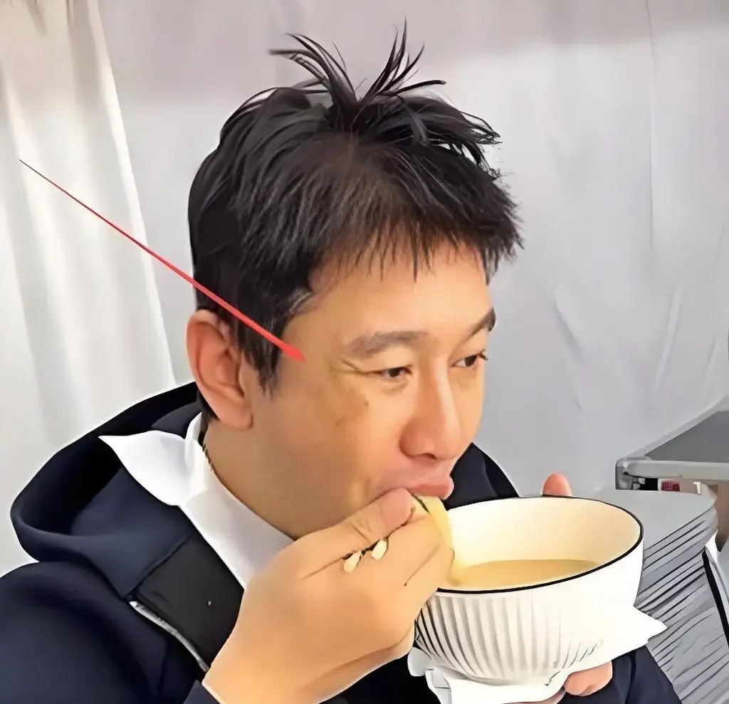 Tài tử Huỳnh Hiểu Minh gây lo ngại với ngoại hình tiều tụy, tay run rẩy- Ảnh 1.