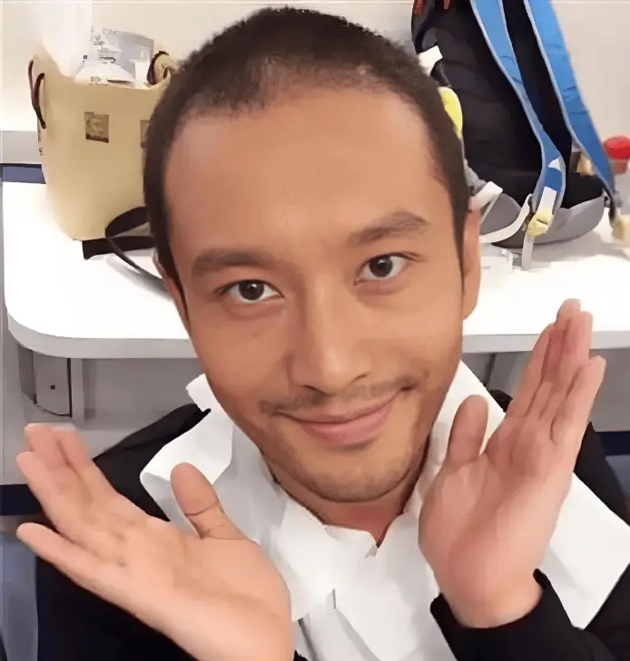 Tài tử Huỳnh Hiểu Minh gây lo ngại với ngoại hình tiều tụy, tay run rẩy- Ảnh 3.