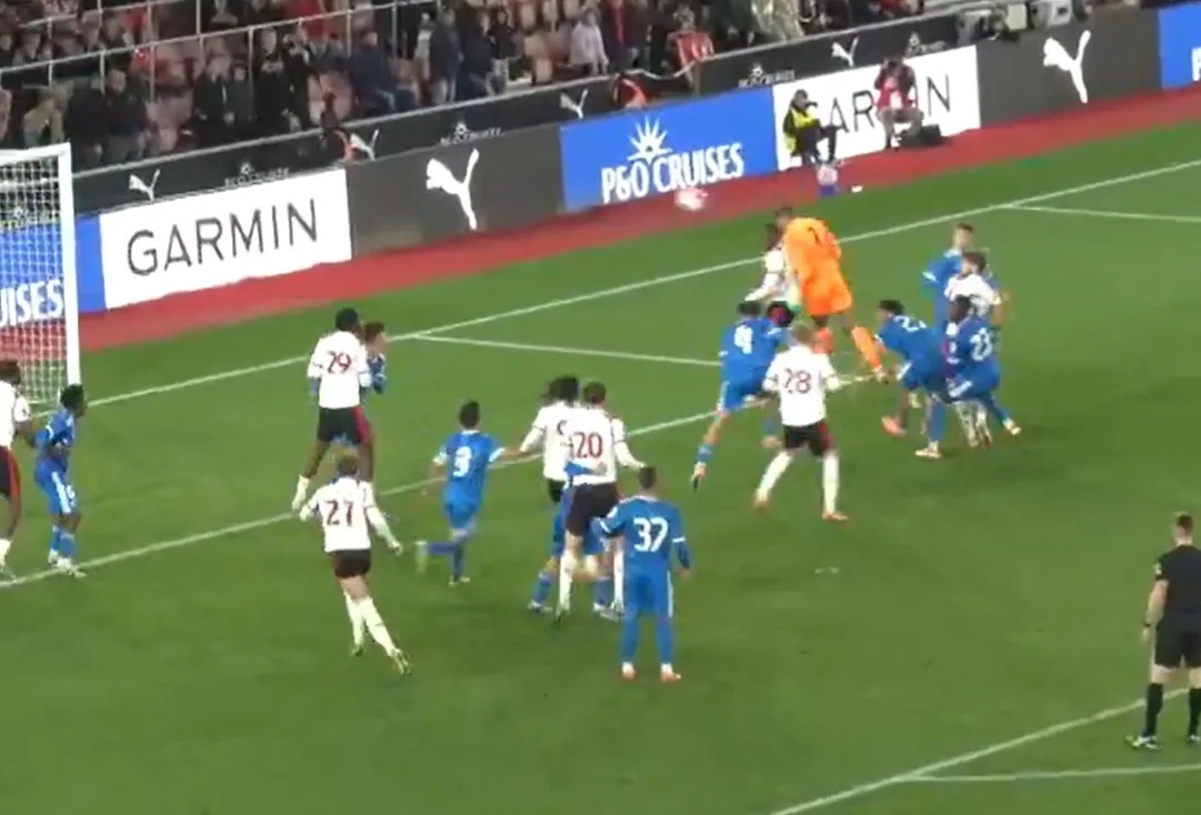 Thủ môn Southampton được yêu cầu đá tiền đạo sau xử lý xuất sắc trước Real Madrid - Ảnh 1. Thủ môn Southampton được yêu cầu đá tiền đạo sau xử lý xuất sắc trước Real Madrid - Ảnh 1.