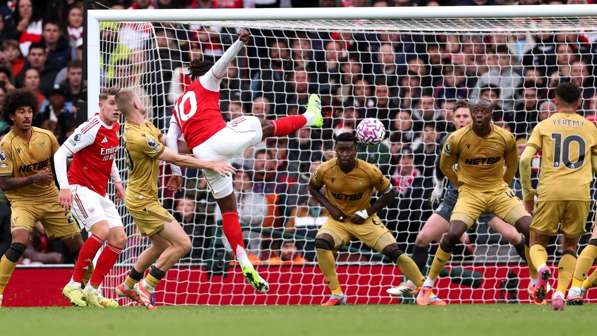 Arsenal hụt kỷ lục vì cú sút gây tranh cãi - Ảnh 1. Arsenal hụt kỷ lục vì cú sút gây tranh cãi - Ảnh 1.