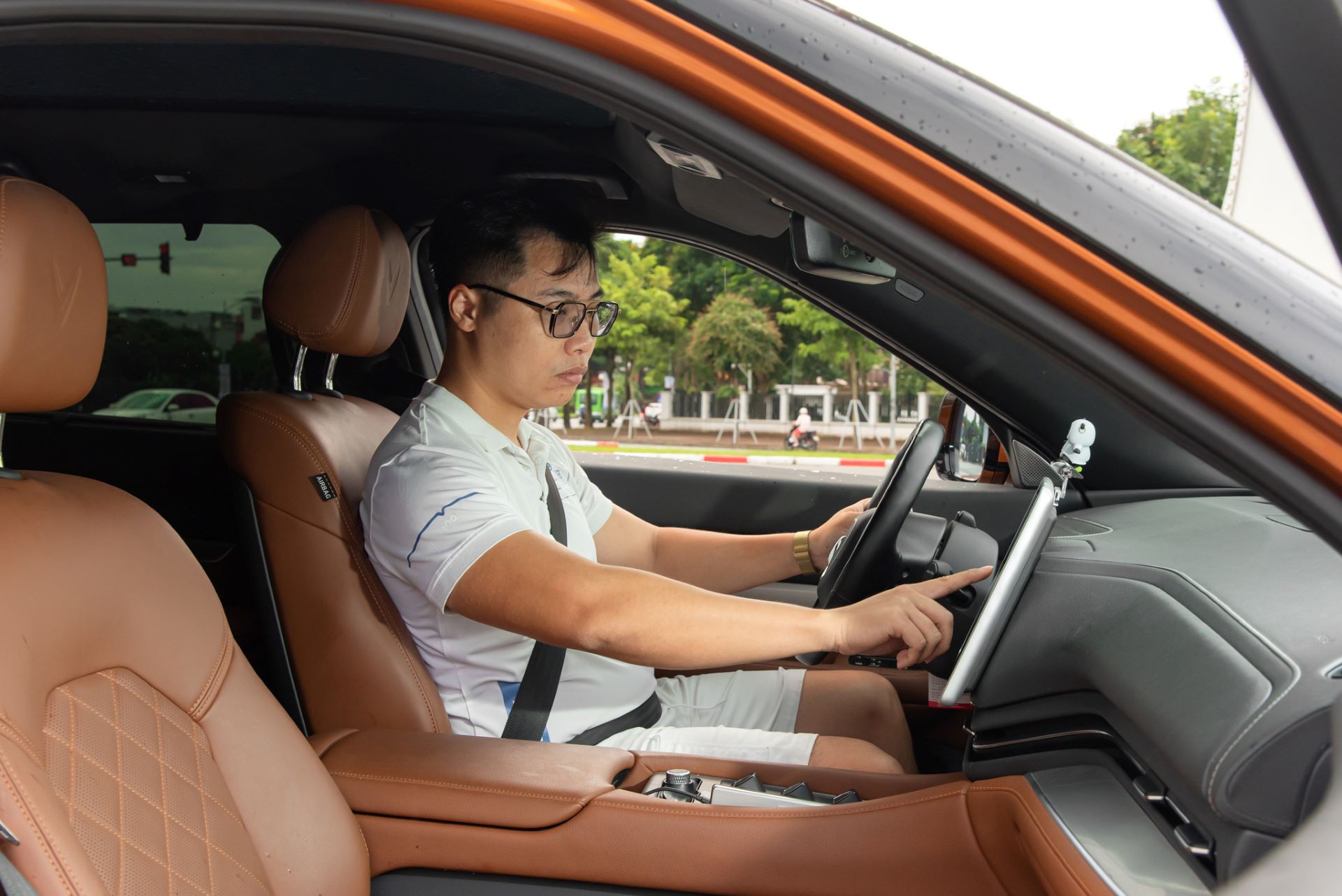 VinFast VF 9 qua chia sẻ của khách Việt: Khỏe như xe động cơ V8, “nuôi” dễ ngang xe hạng A - Ảnh 1.