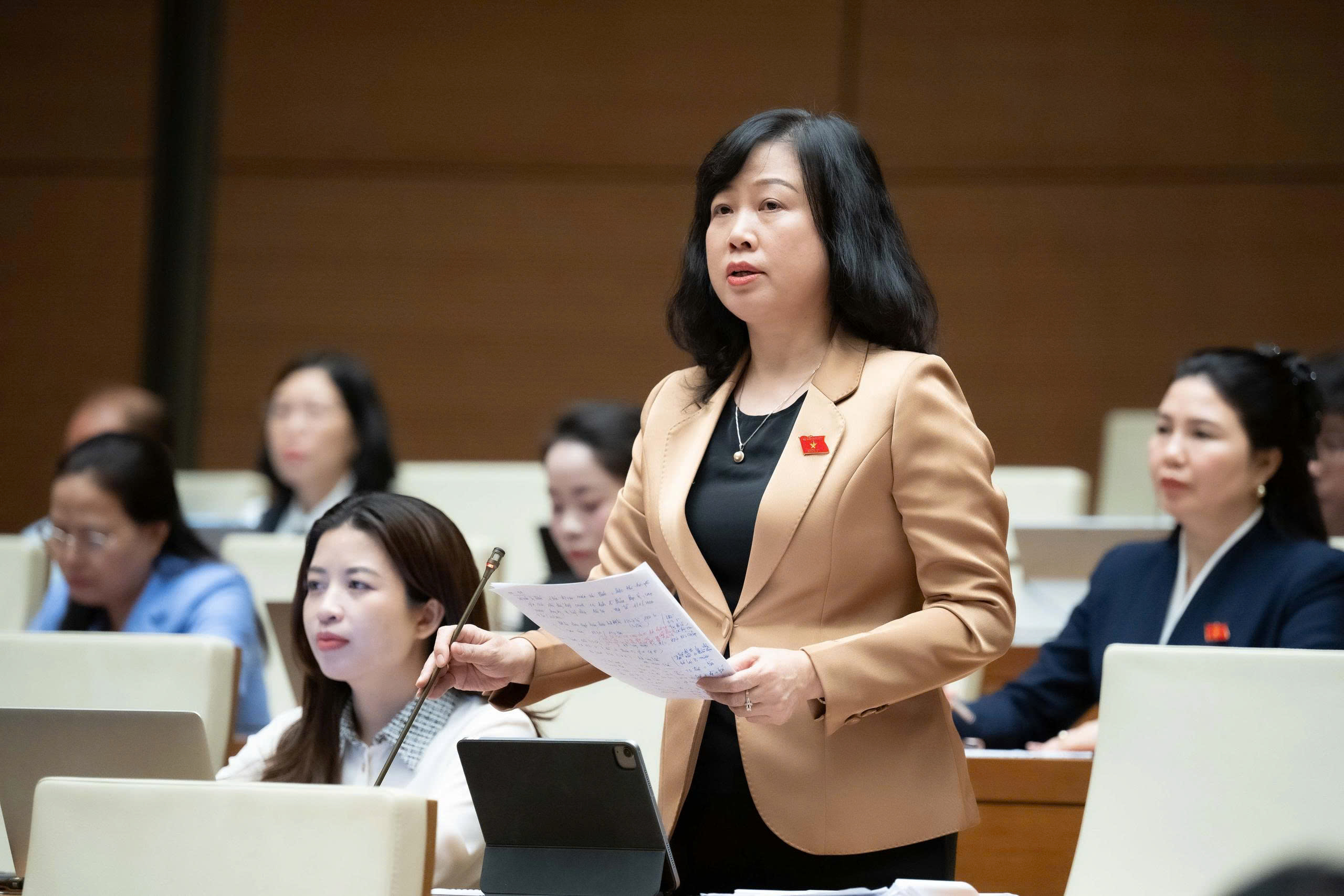 Đề nghị xem xét hành hung nhân viên y tế là hành vi chống người thi hành công vụ - Ảnh 1.