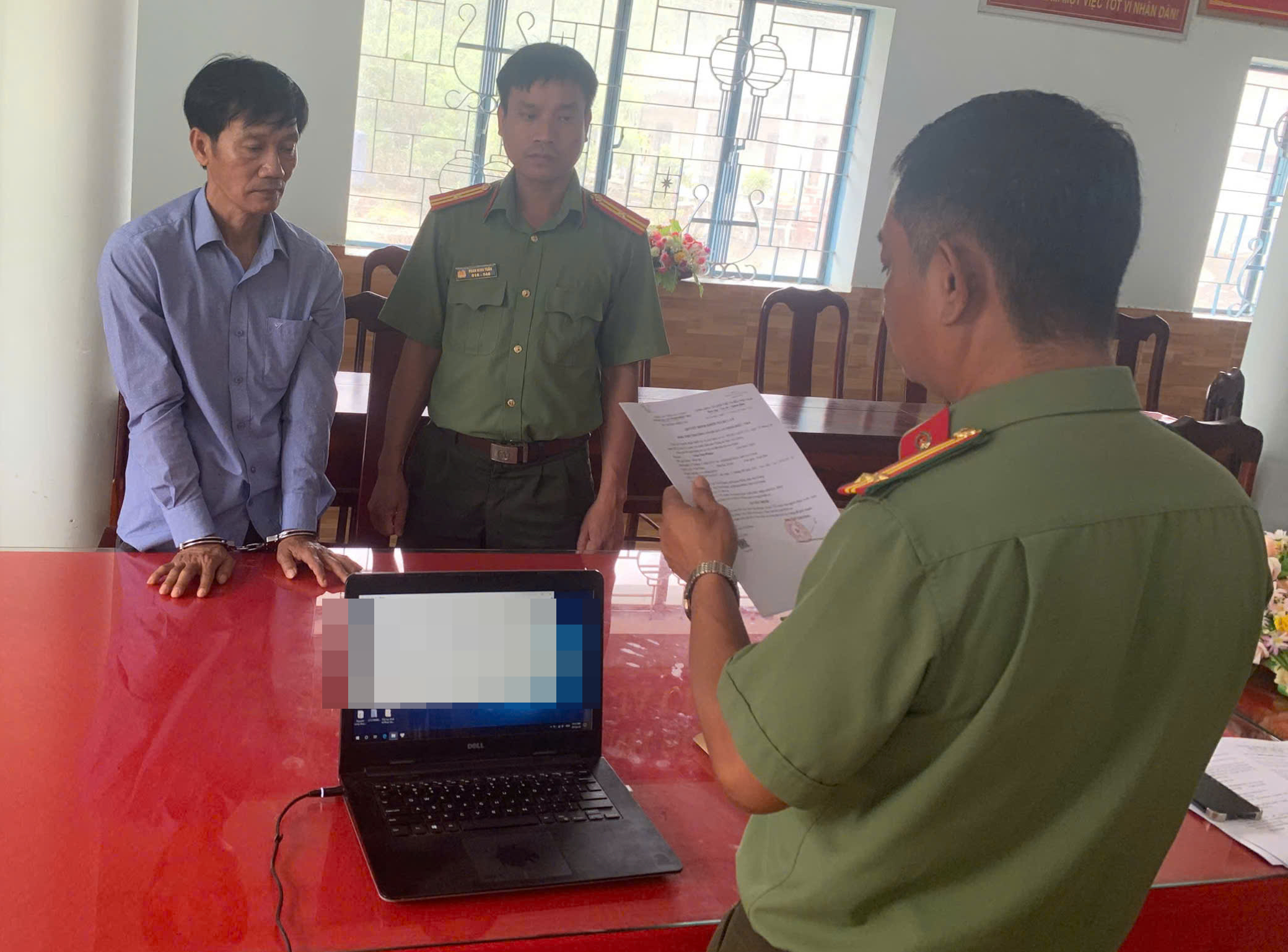 Khởi tố thêm 2 đối tượng trong đường dây đưa người qua biên giới đánh bạc - Ảnh 3.