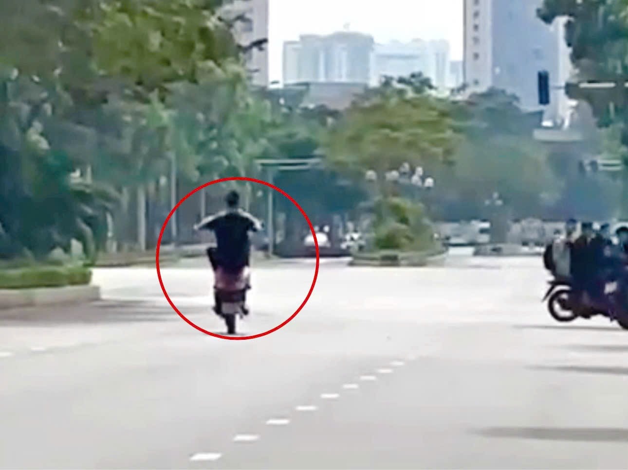 Con trai bốc đầu xe máy trên phố, bố bị phạt 9 triệu đồng- Ảnh 1. Con trai bốc đầu xe máy trên phố, bố bị phạt 9 triệu đồng- Ảnh 1.