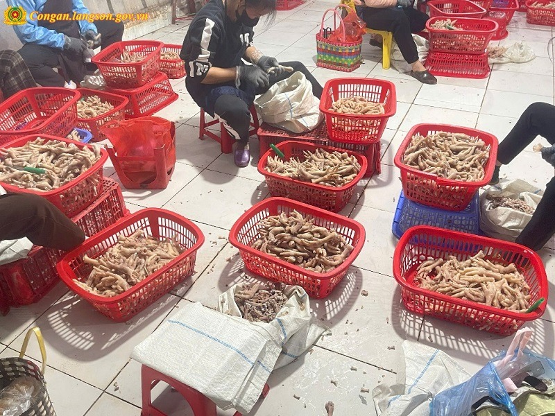 Phát hiện 3,5 tấn chân gà không rõ nguồn gốc xuất xứ- Ảnh 1. Phát hiện 3,5 tấn chân gà không rõ nguồn gốc xuất xứ- Ảnh 1.