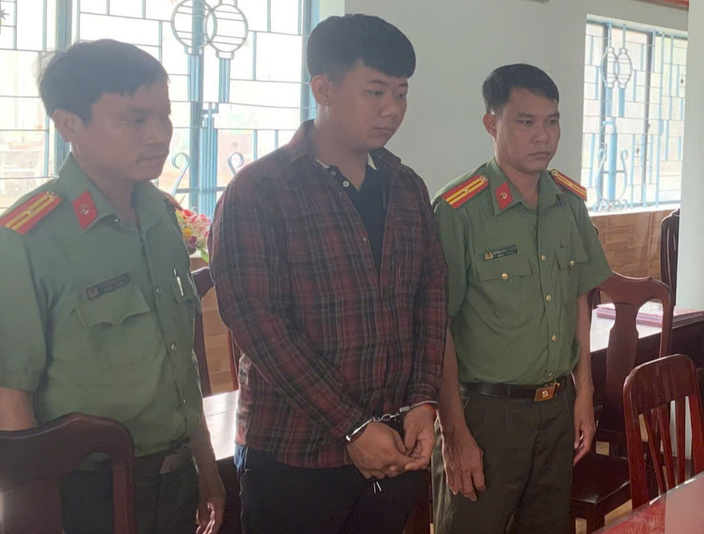 Khởi tố thêm 2 đối tượng trong đường dây đưa người qua biên giới đánh bạc - Ảnh 1.