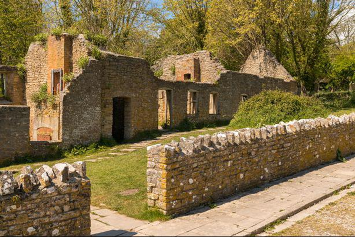 Kỳ lạ "ngôi làng ma" gần 80 năm không có người, chỉ để lại một mẩu giấy nhắn bí ẩn - Ảnh 3.